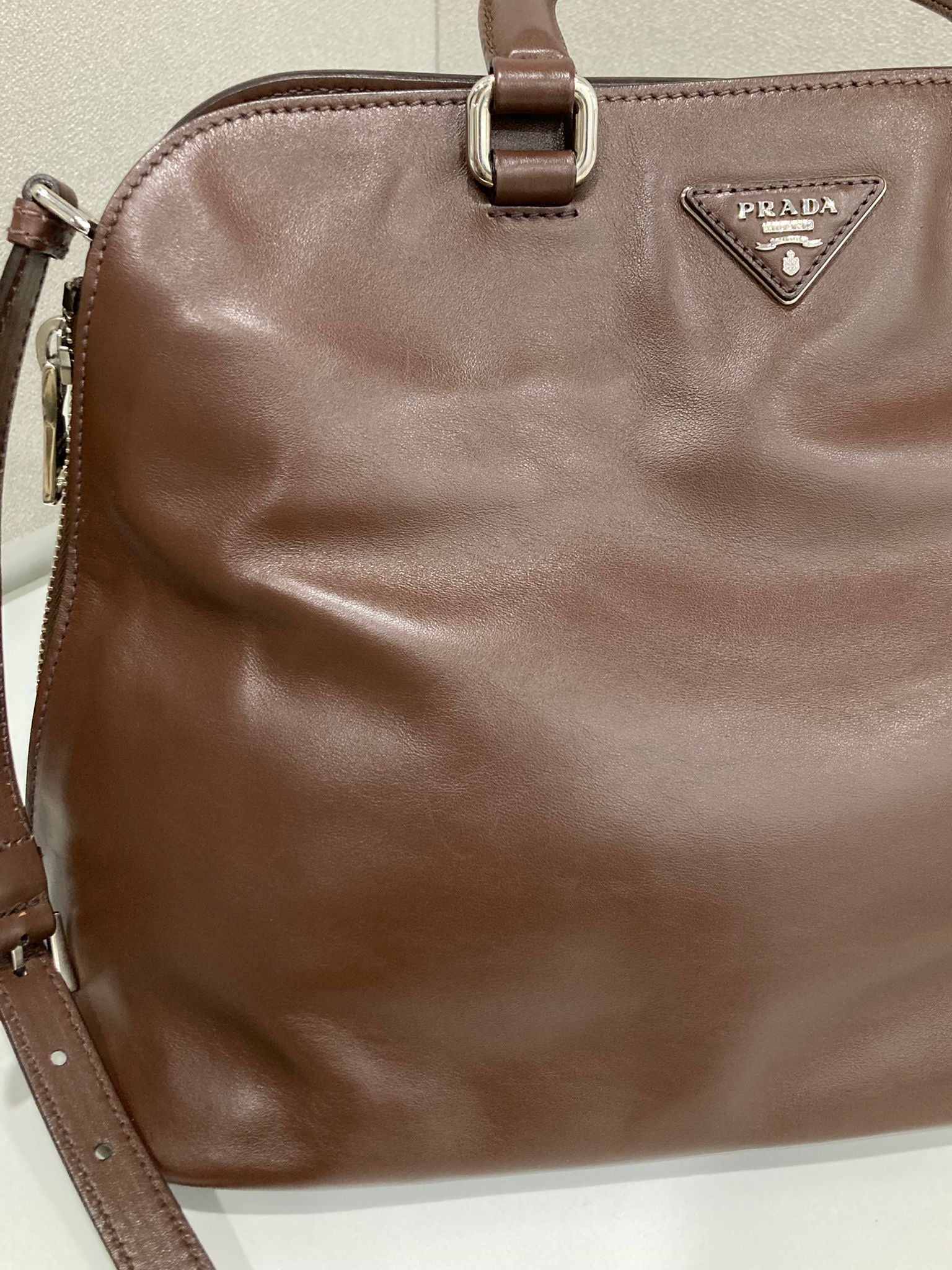 Prada Bauletto 2Way en piel marrón con bandolera