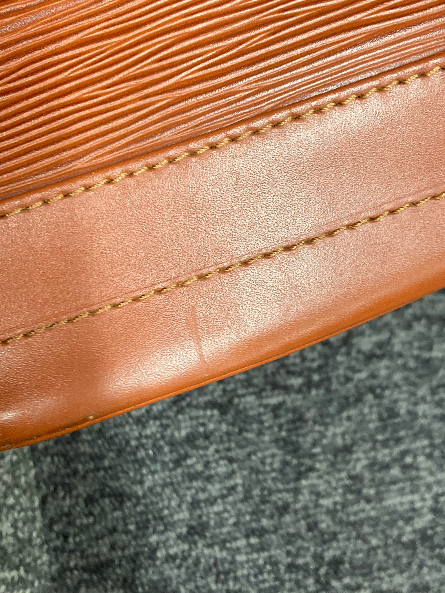 Louis Vuitton Noé Epi Leather Bucket Bag Marrón