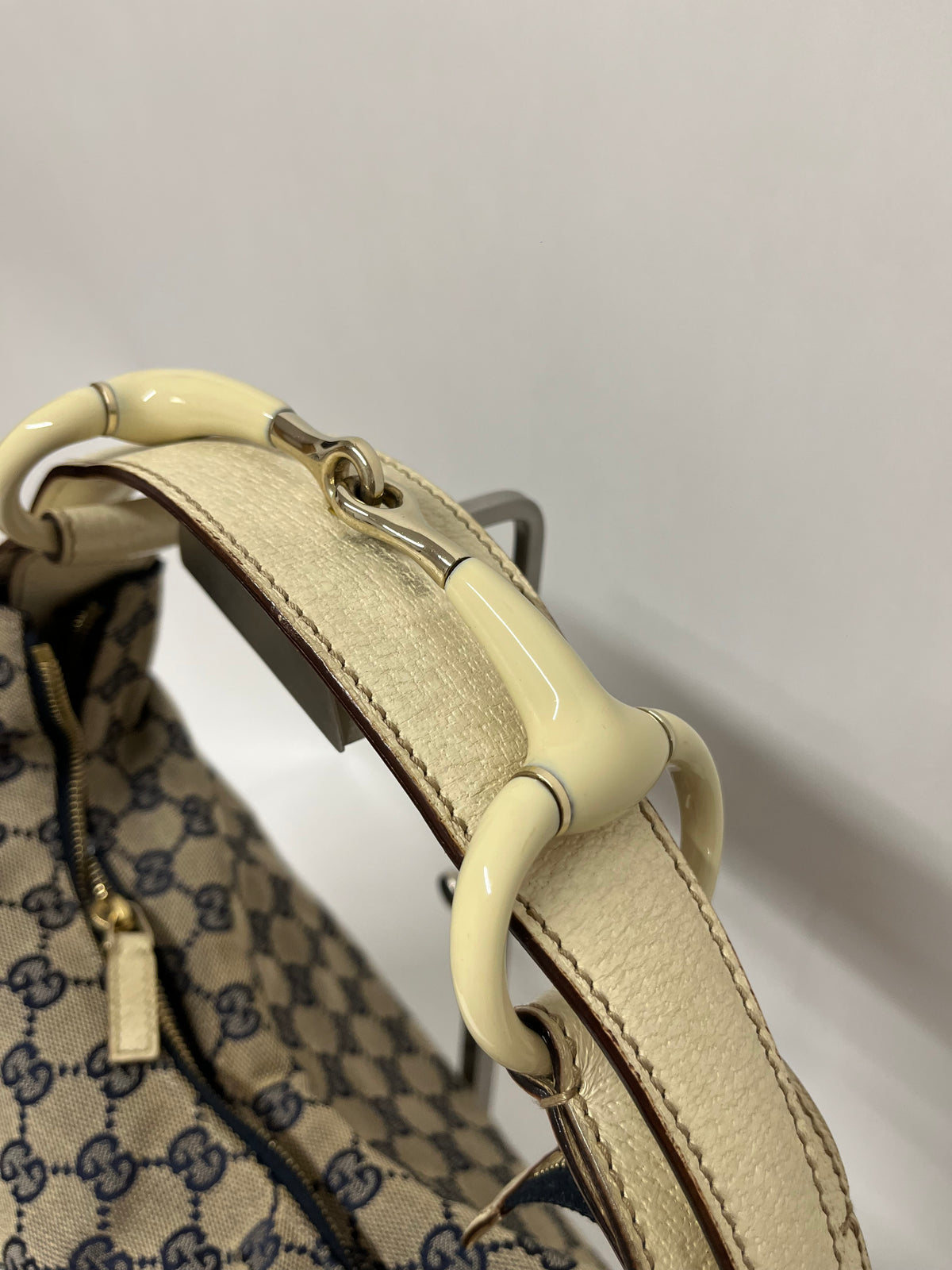 Gucci Horsebit Hobo Lona GG Azul Marino con Asa en Resina Marfil