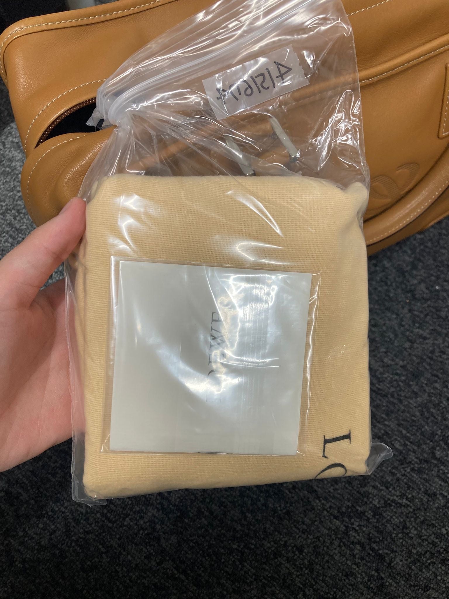 Loewe Amazona 35 en piel marrón camel