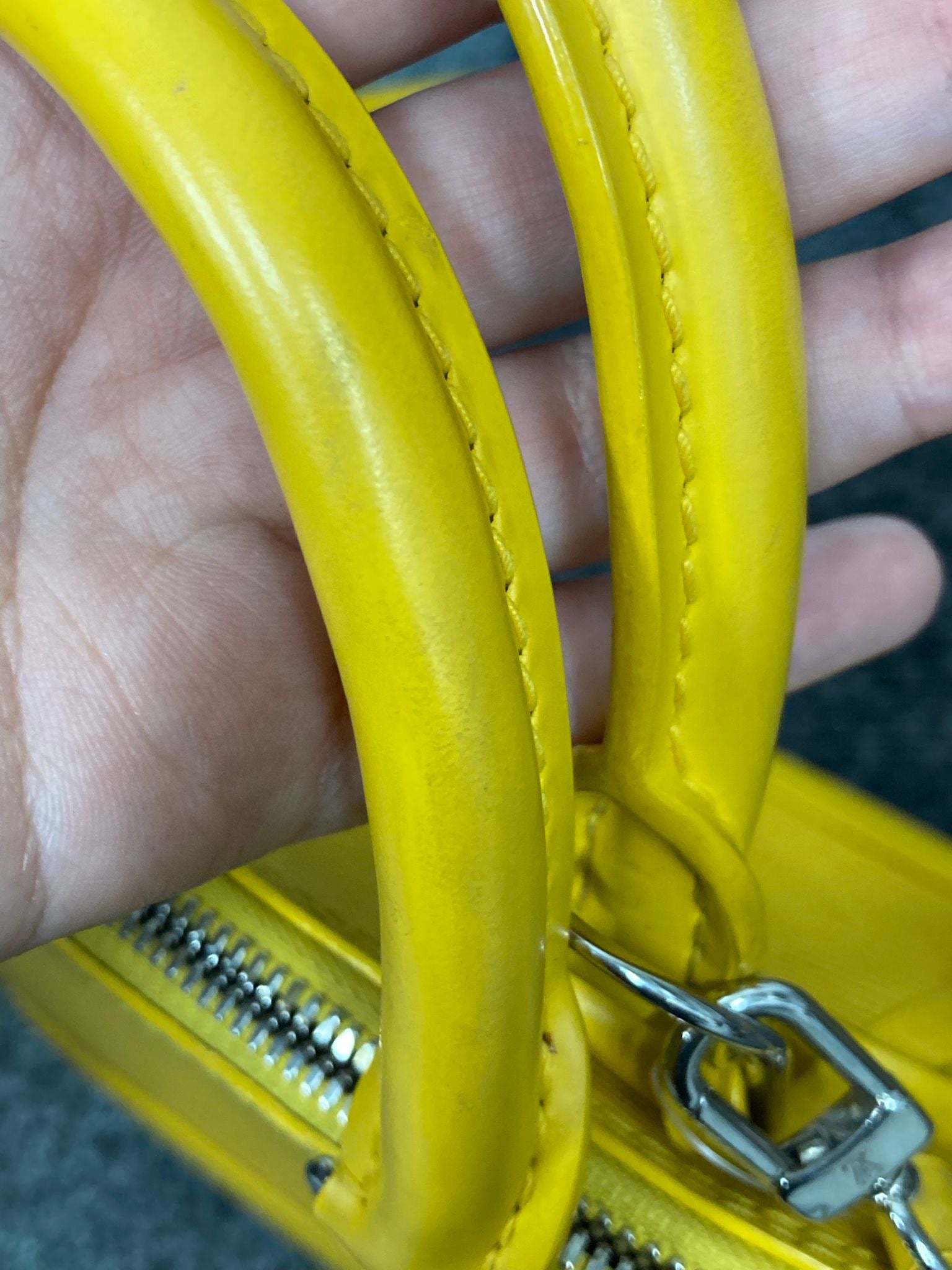 Louis Vuitton Alma bb piel EPI amarillo