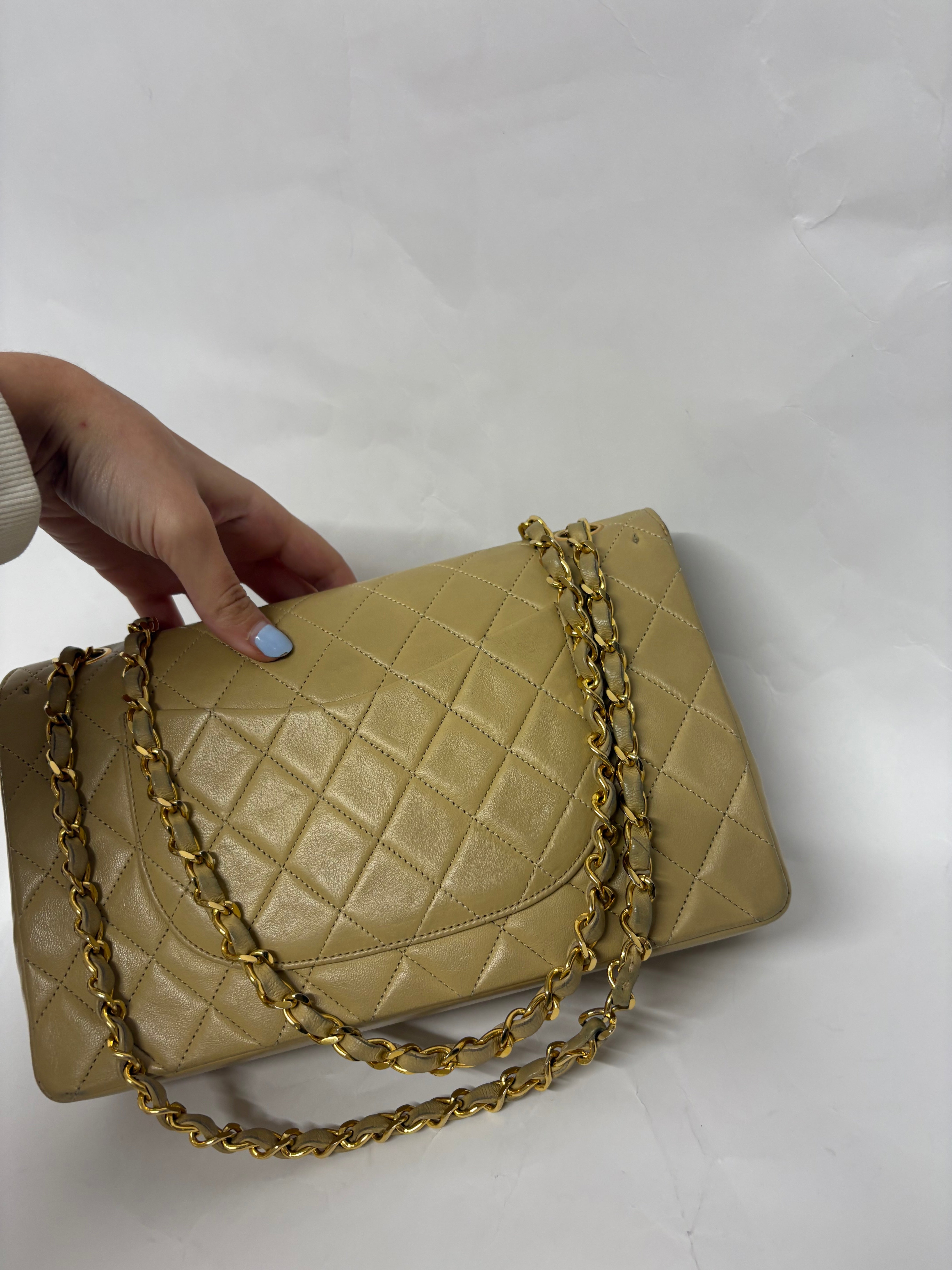 Chanel Timeless 25 Classic Double Flap Beige Mediano En Piel Acolchada Con Cadena Dorada