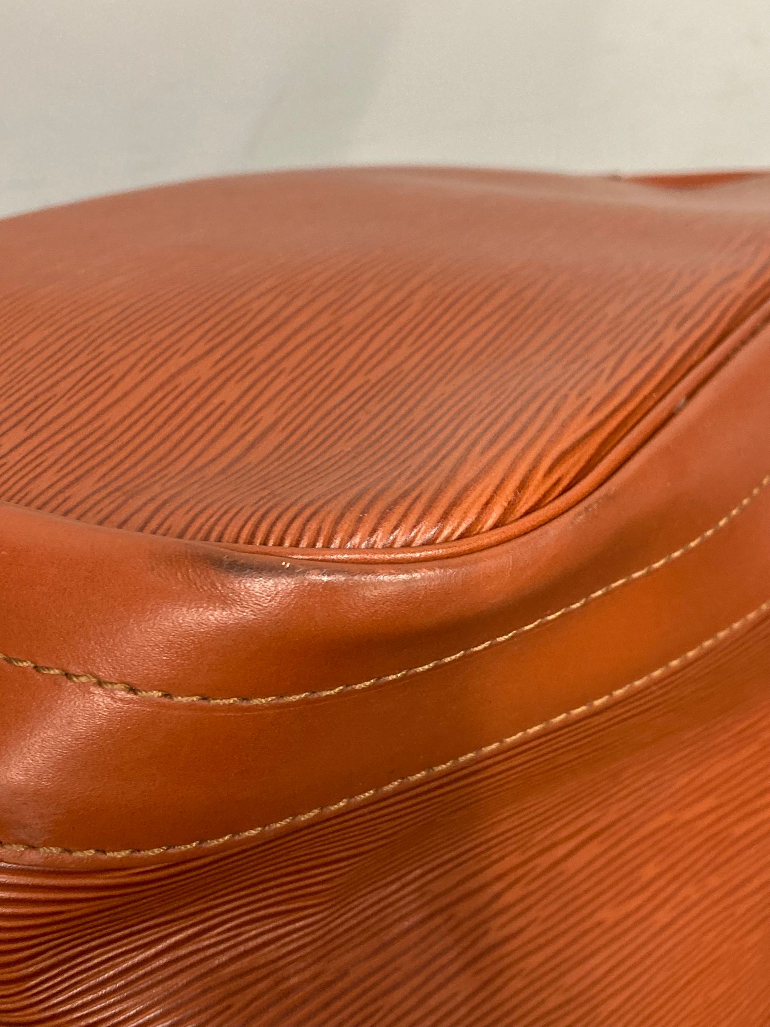 Louis Vuitton Noé Epi Leather Bucket Bag Marrón