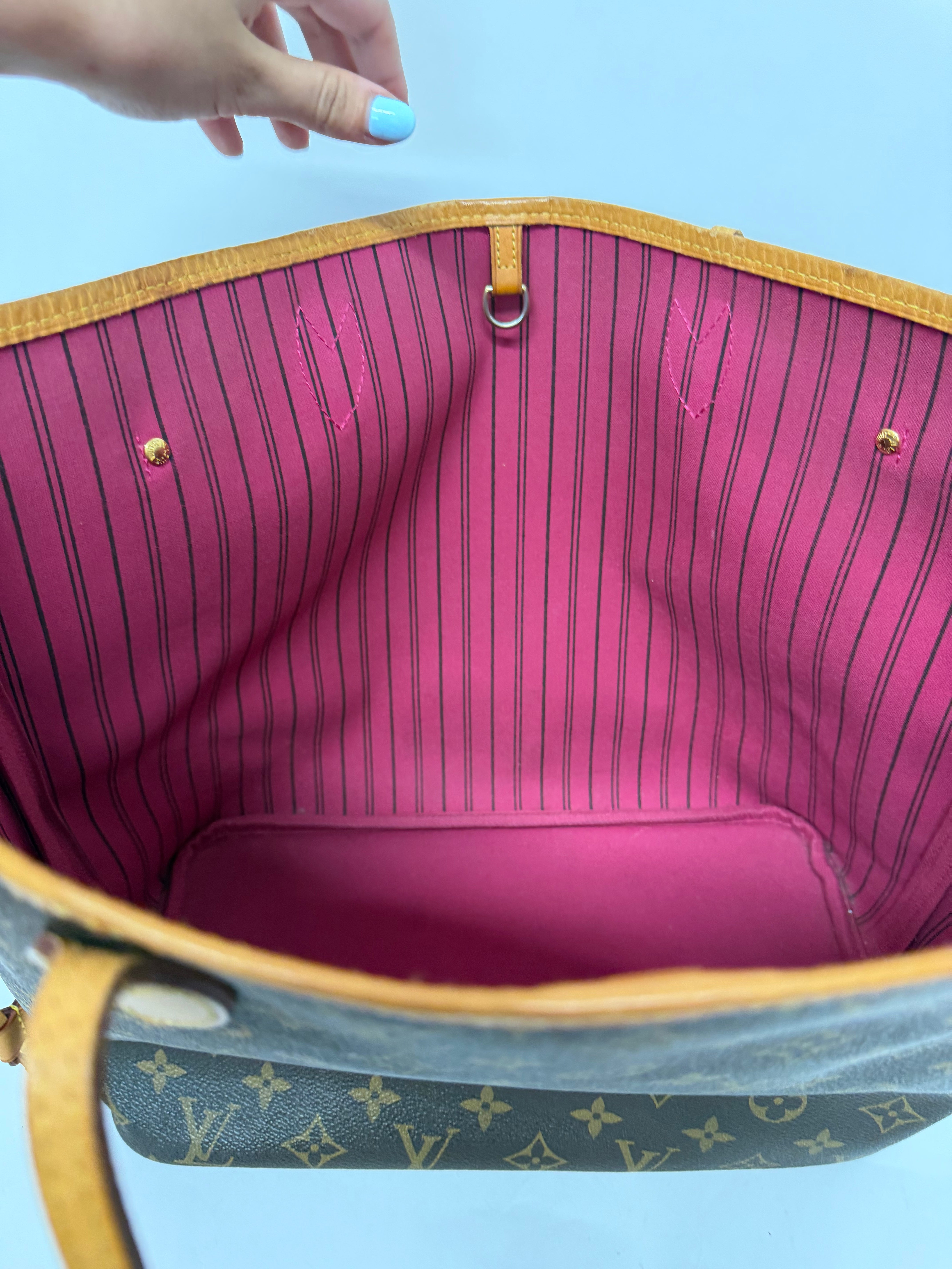 Louis Vuitton Neverfull MM Monogram Interior Fucsia