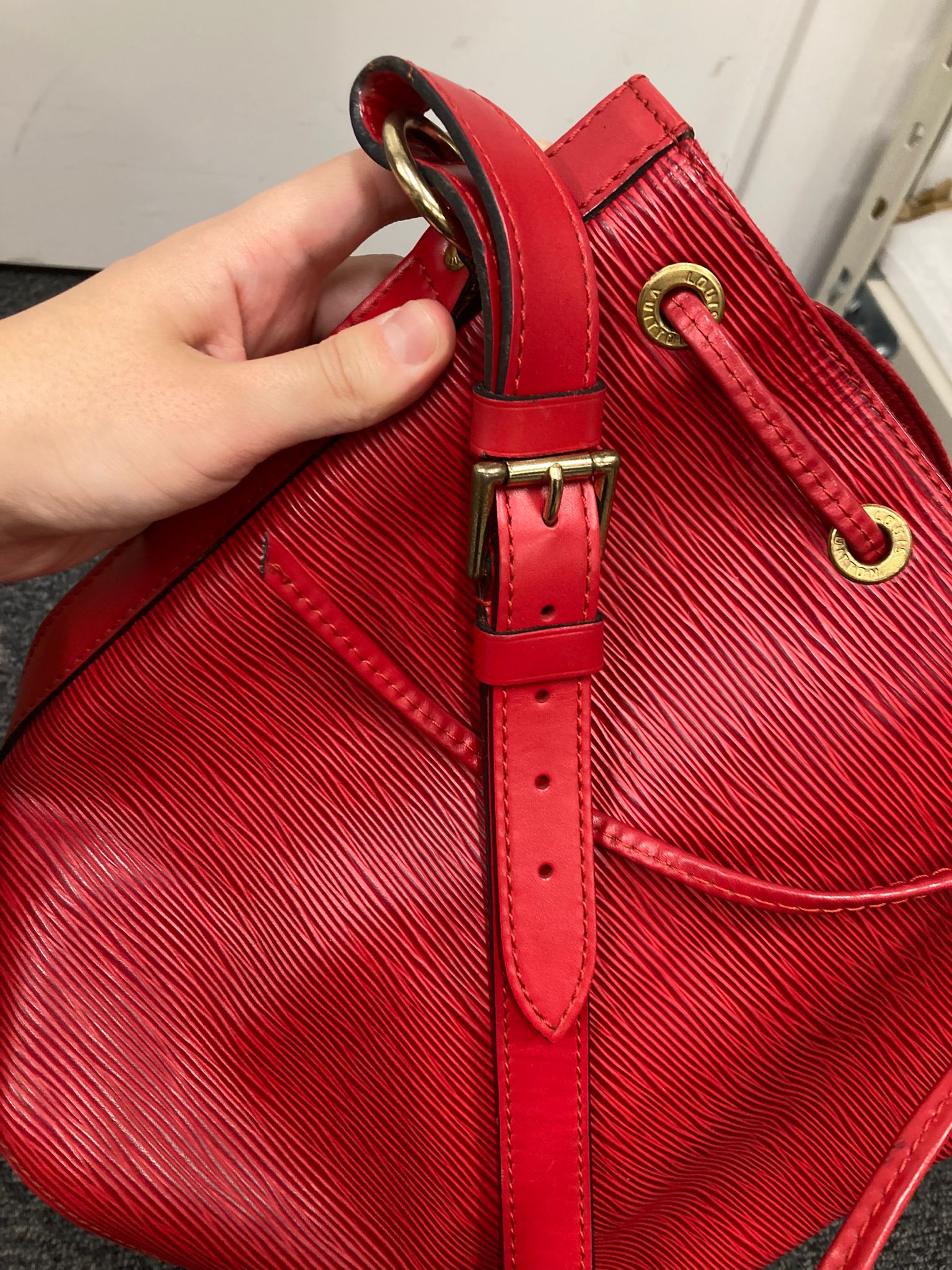 Louis Vuitton Noé Petit en piel Epi roja