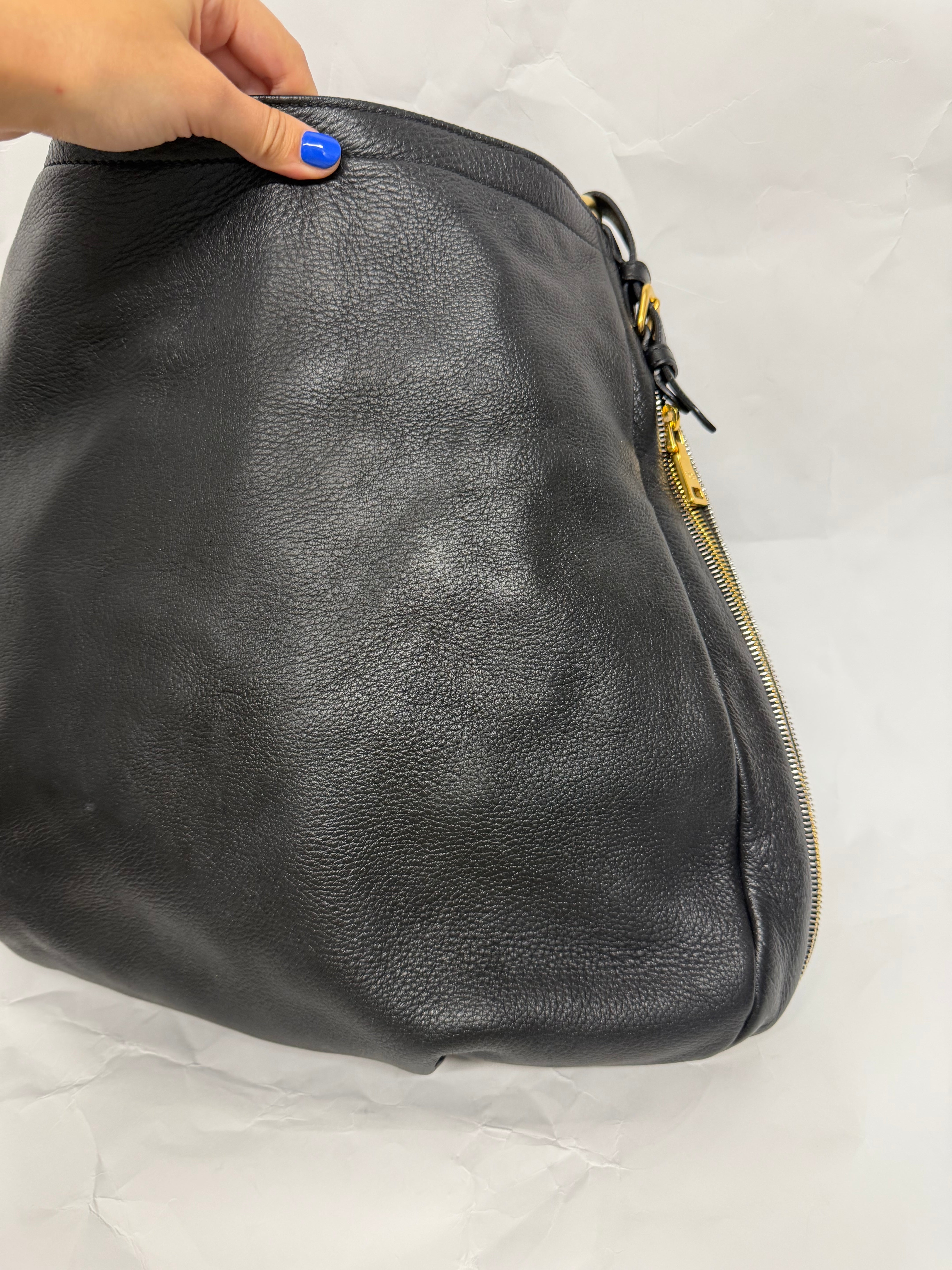 Prada Hobo Oversized en piel negra granulada