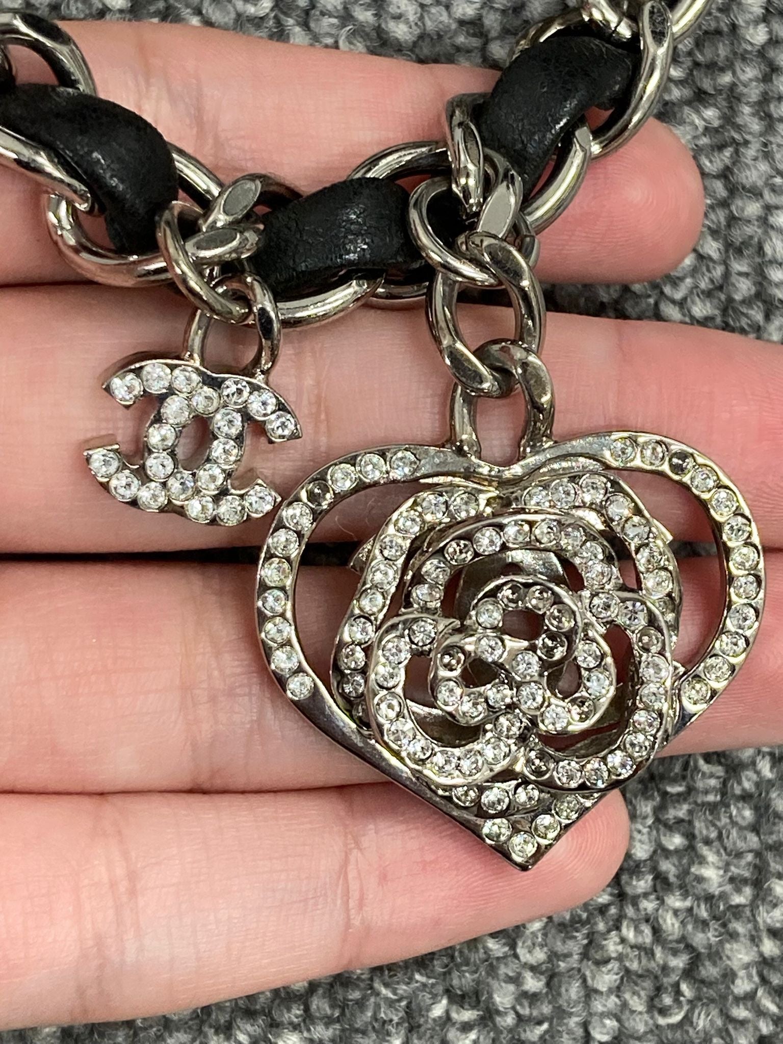 Chanel “Valentine” Matelassé 25 en piel negra con charms