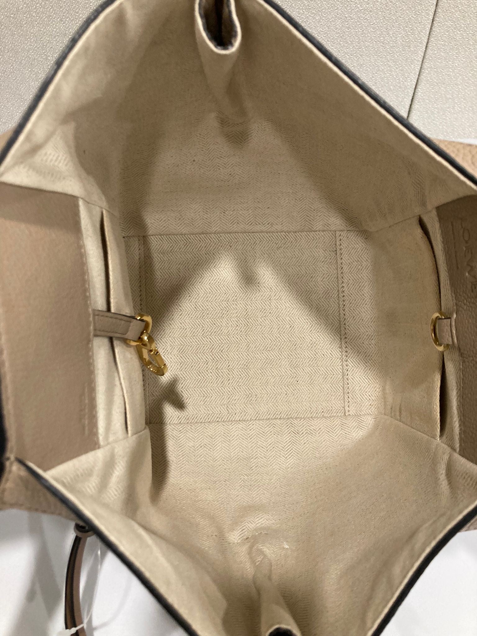 Loewe Hammock Compact en piel de ternera graneada beige