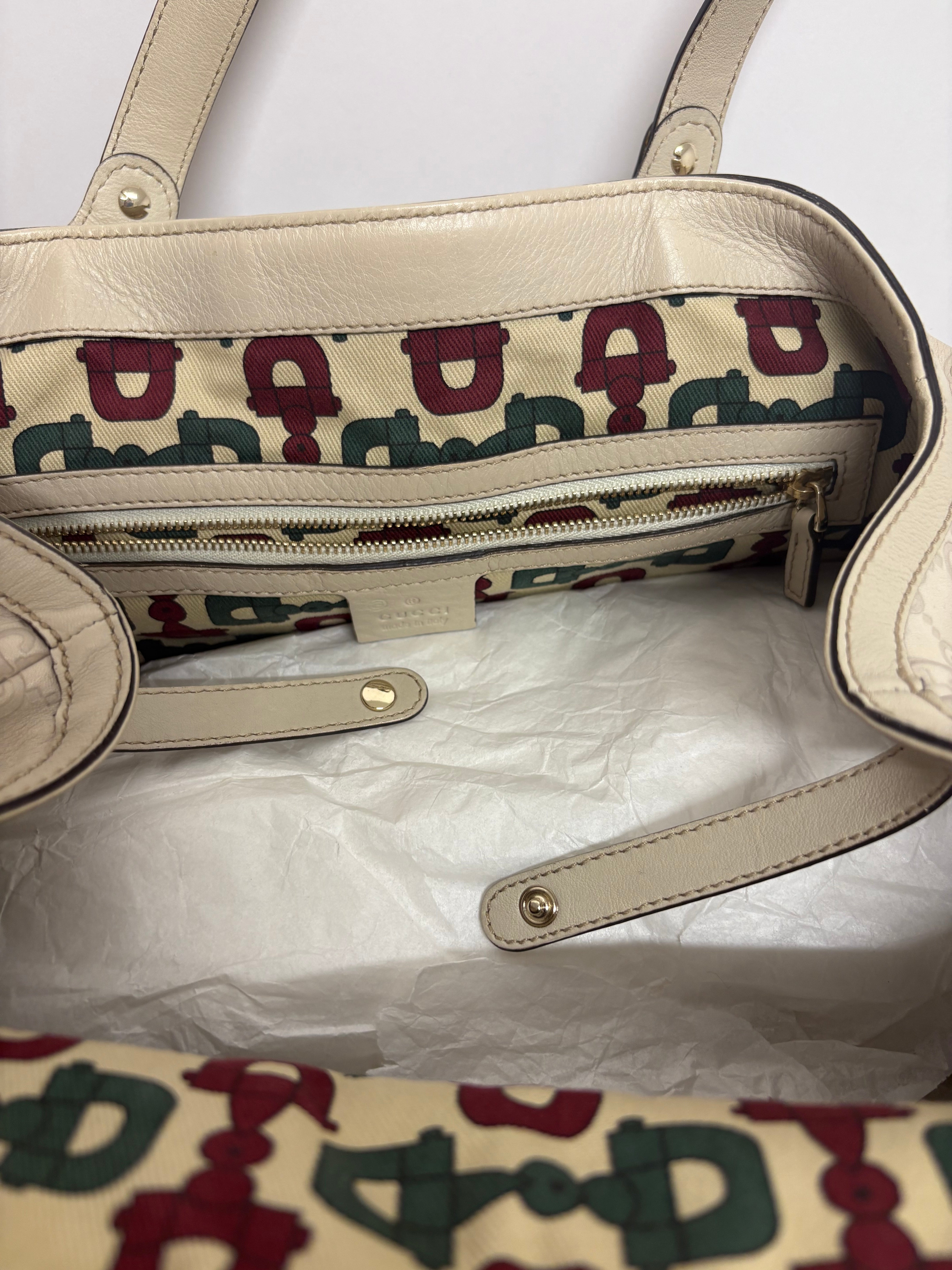 Gucci Pelham grande en piel Guccissima blanca marfil