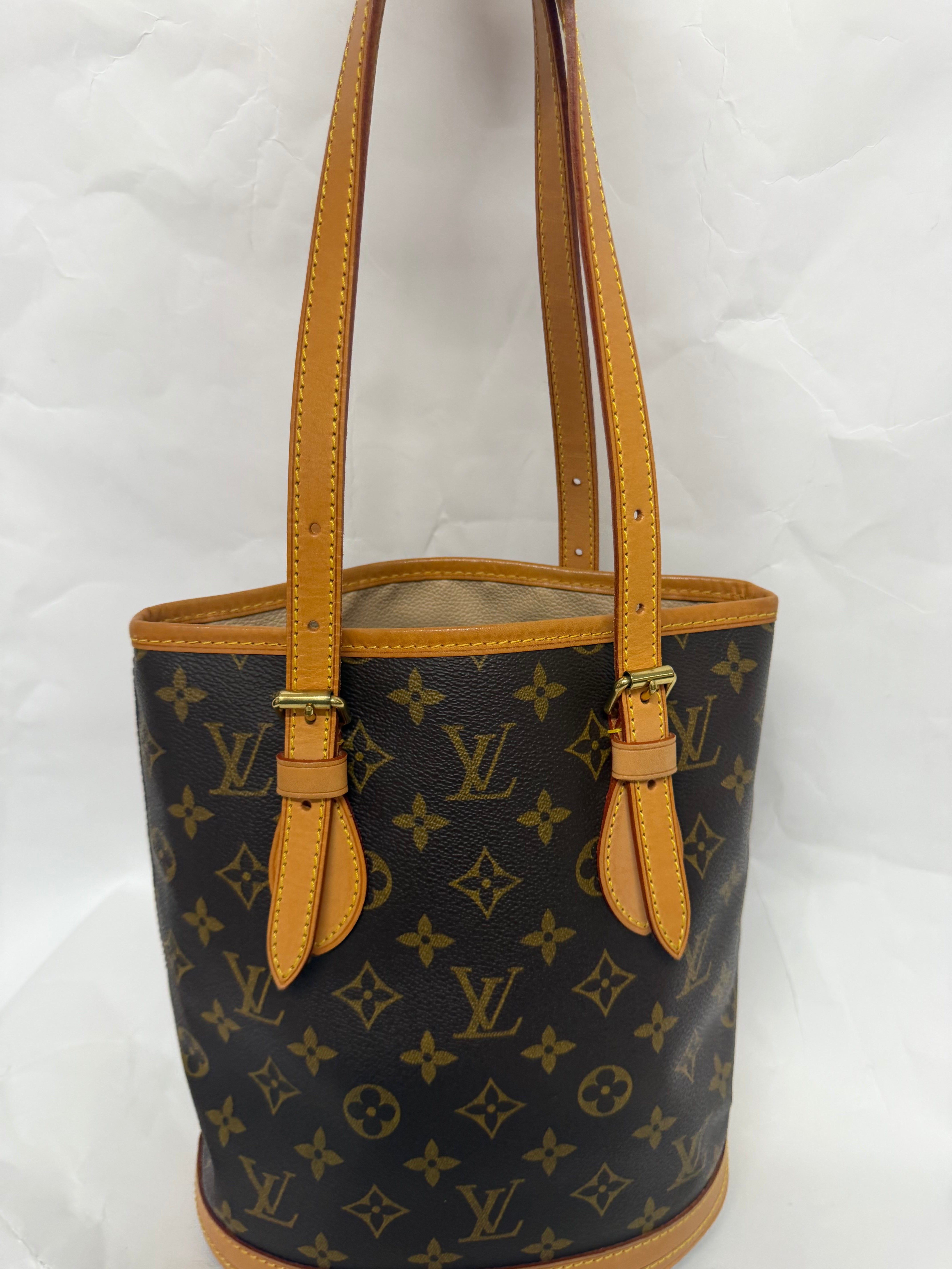 Louis Vuitton Bucket PM Monogram Canvas con pochette