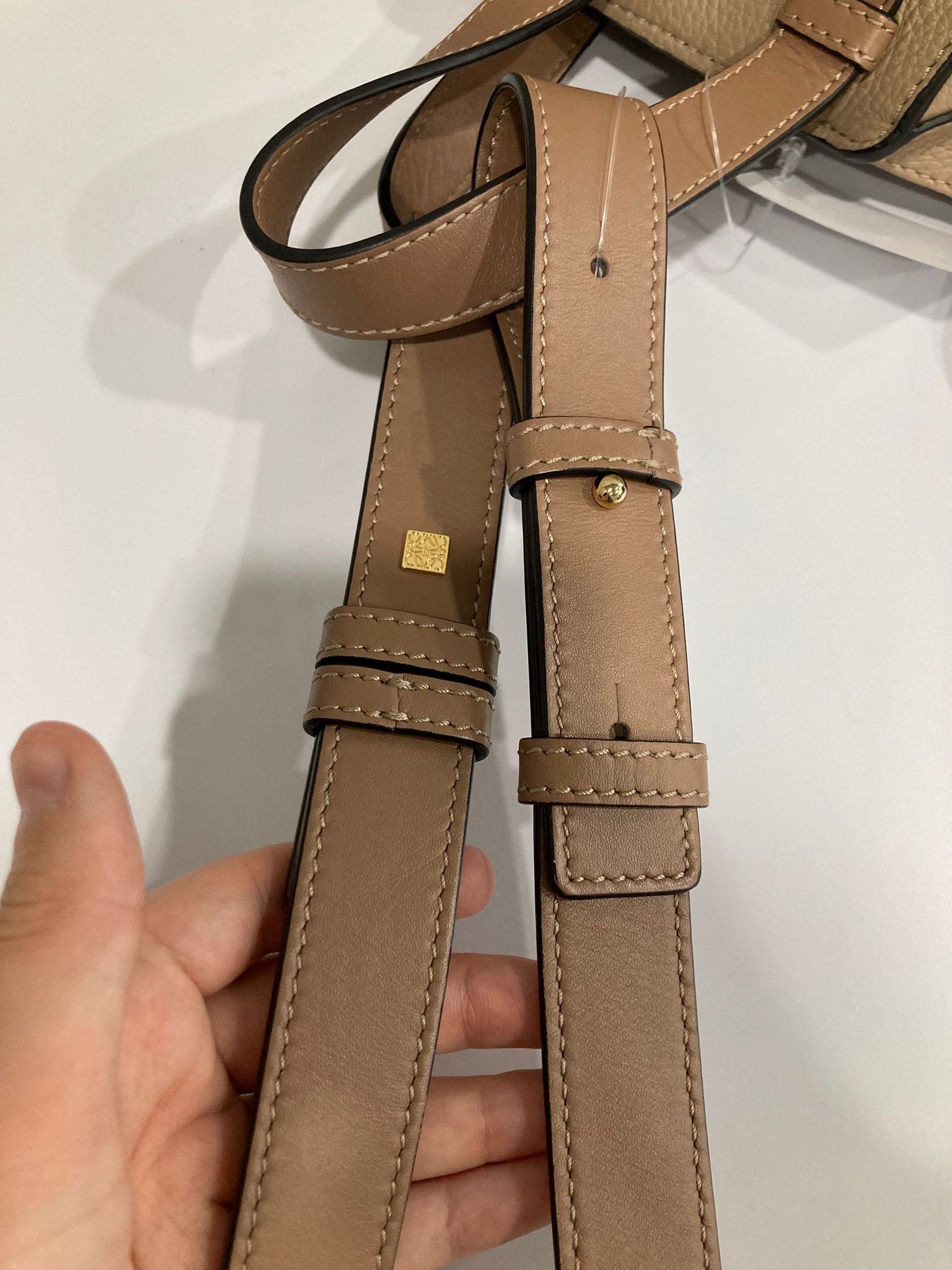 Loewe Hammock Compact en piel de ternera graneada beige