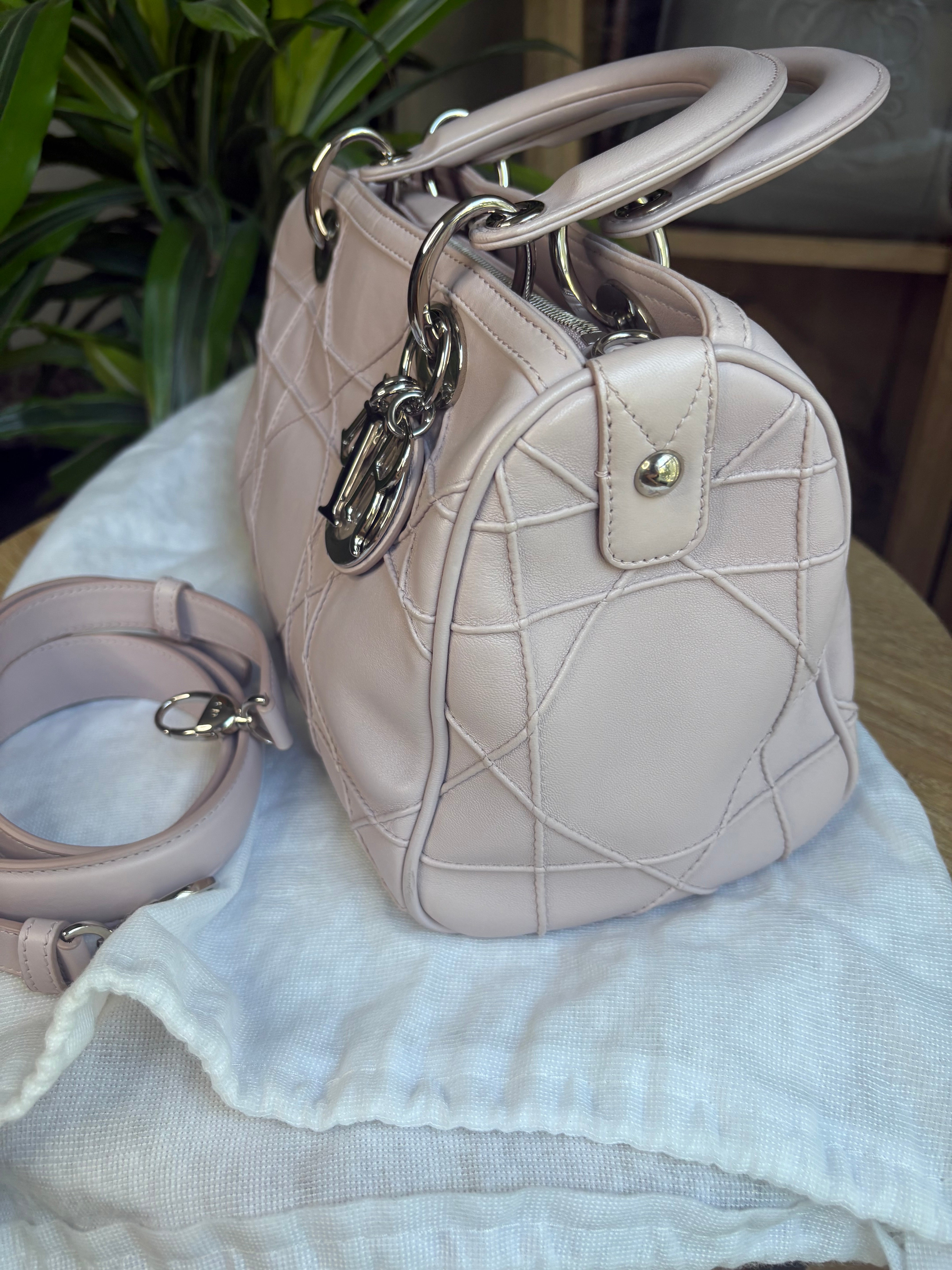 Christian Dior Lady Dior Granville – Rosa Palo con Herrajes Plateados y Bandolera