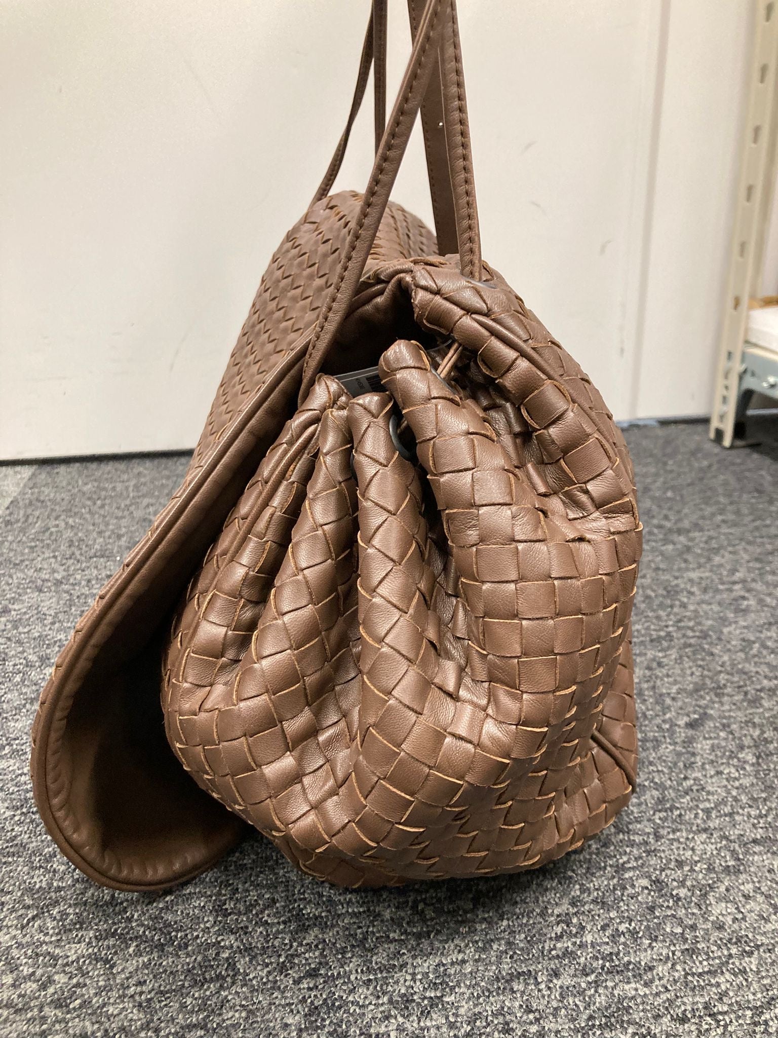 Bottega Veneta Intrecciato Shoulder Bag en piel marrón