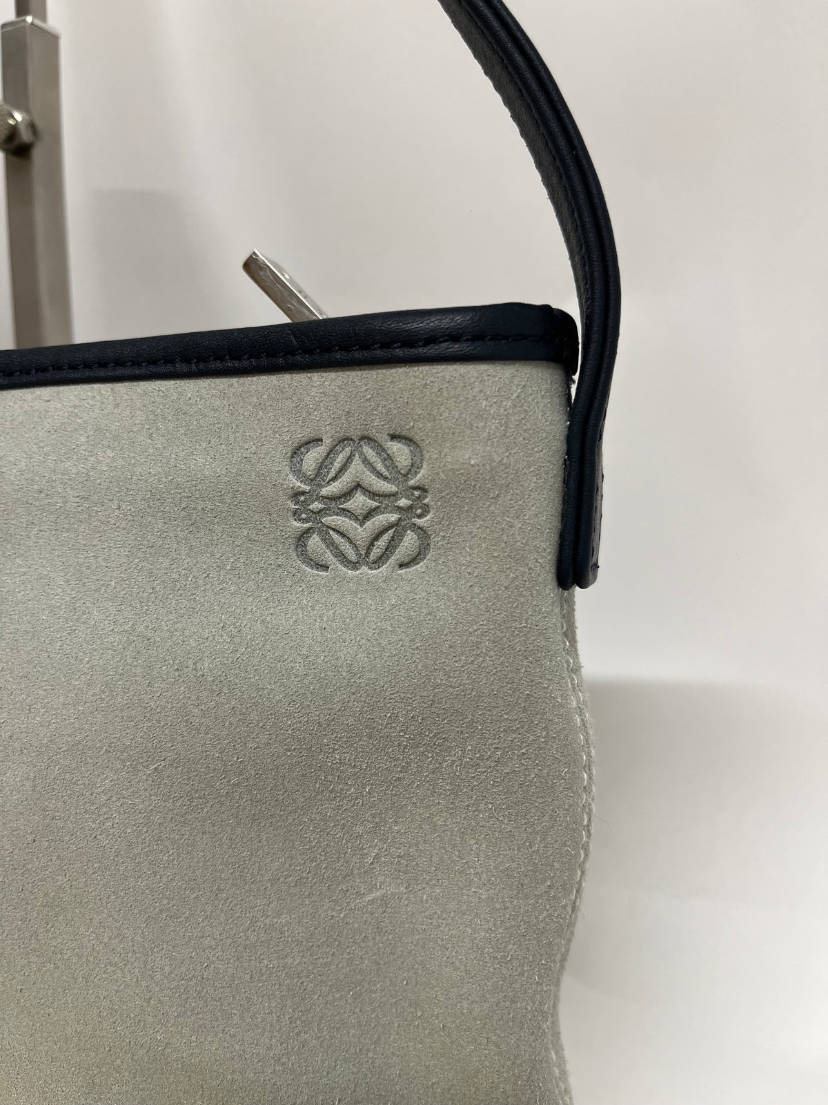 Loewe Hobo Pequeño Piel de Cordero Azul Marino y Ante Verde Claro · Herrajes Plata