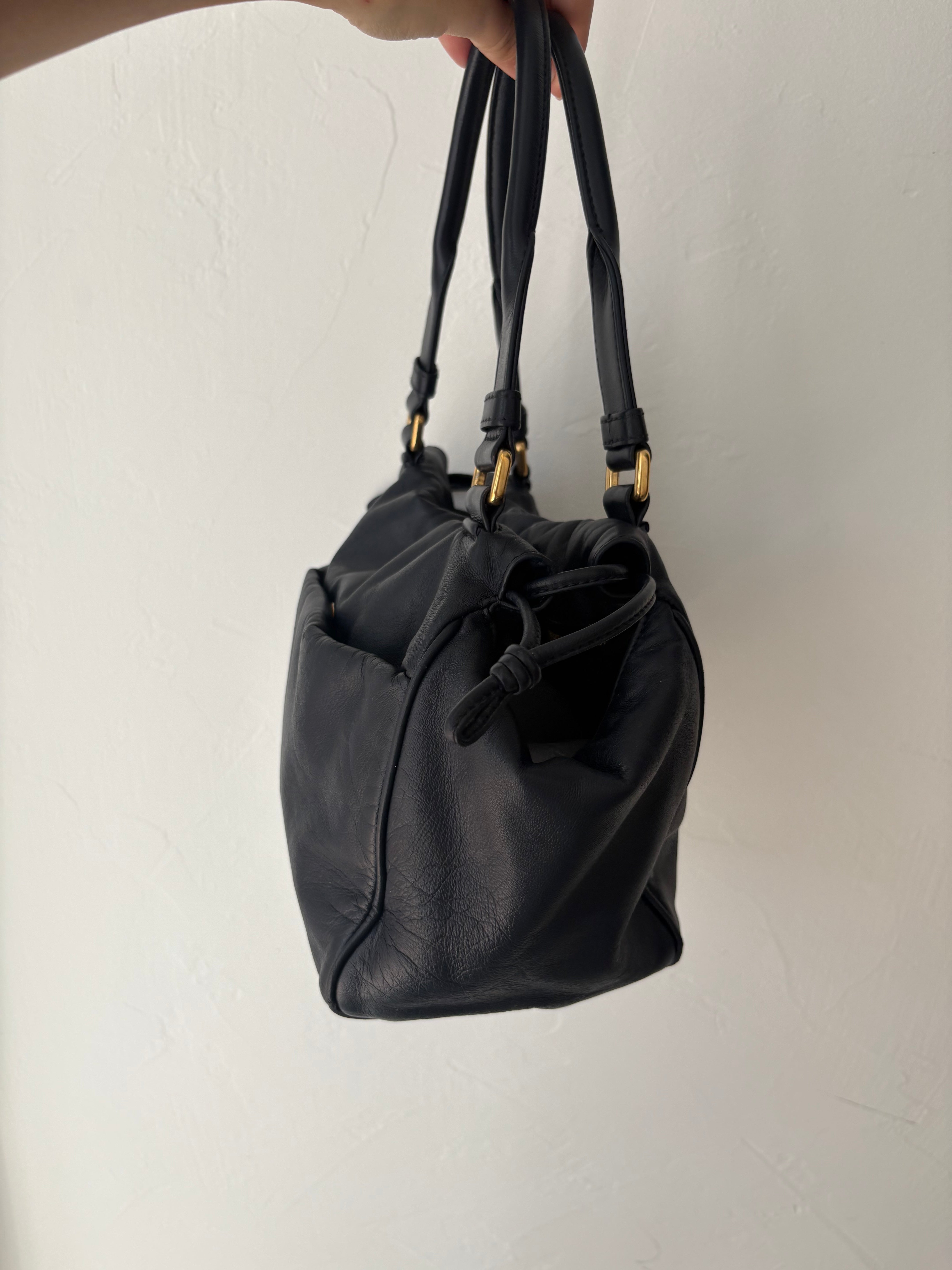 loewe bolso tipo flamenco saco en piel azul marino con bandolera