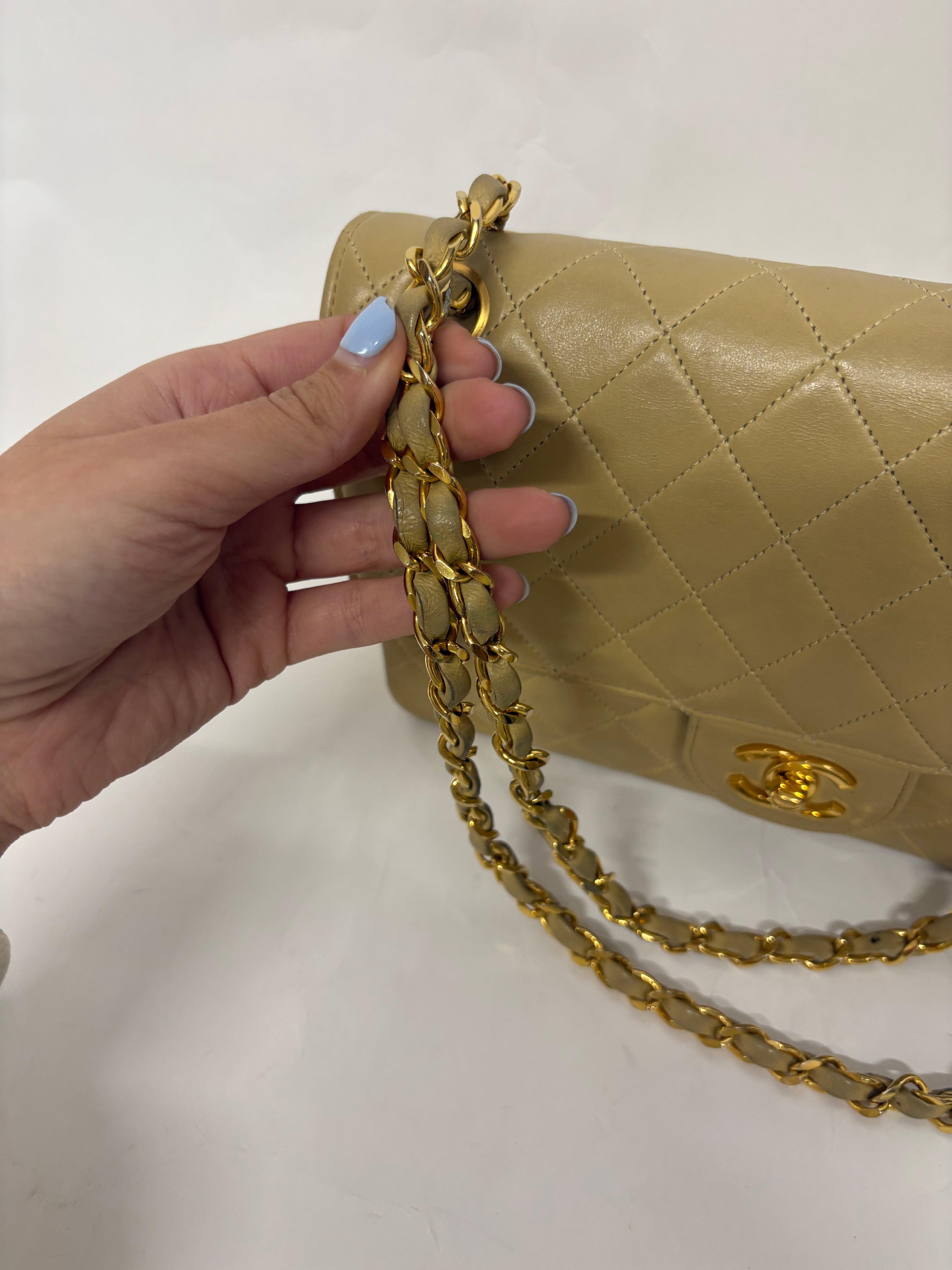 Chanel Timeless 25 Classic Double Flap Beige Mediano En Piel Acolchada Con Cadena Dorada