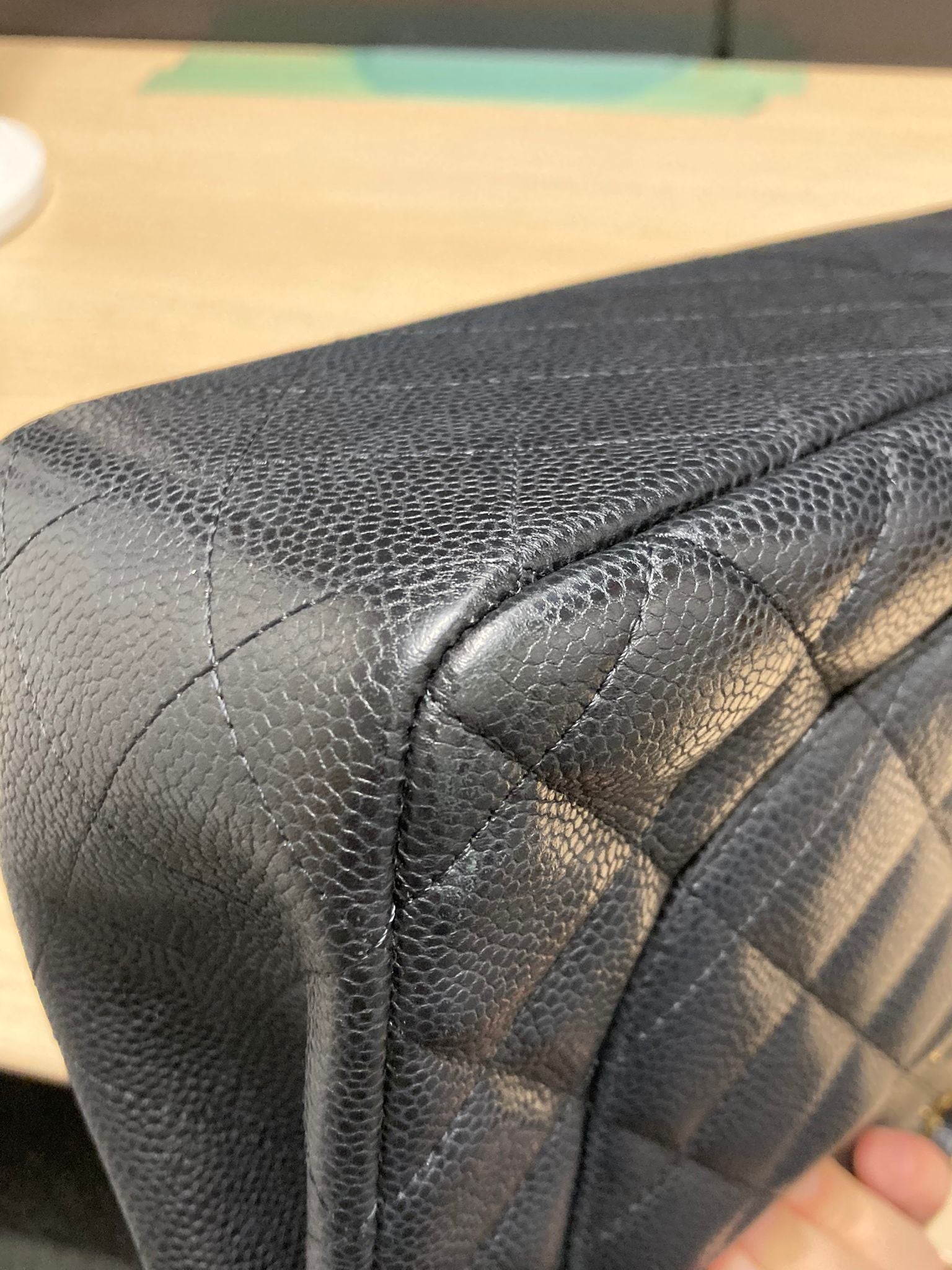 Bolso Classic Flap 30 en piel caviar negra con herrajes dorados