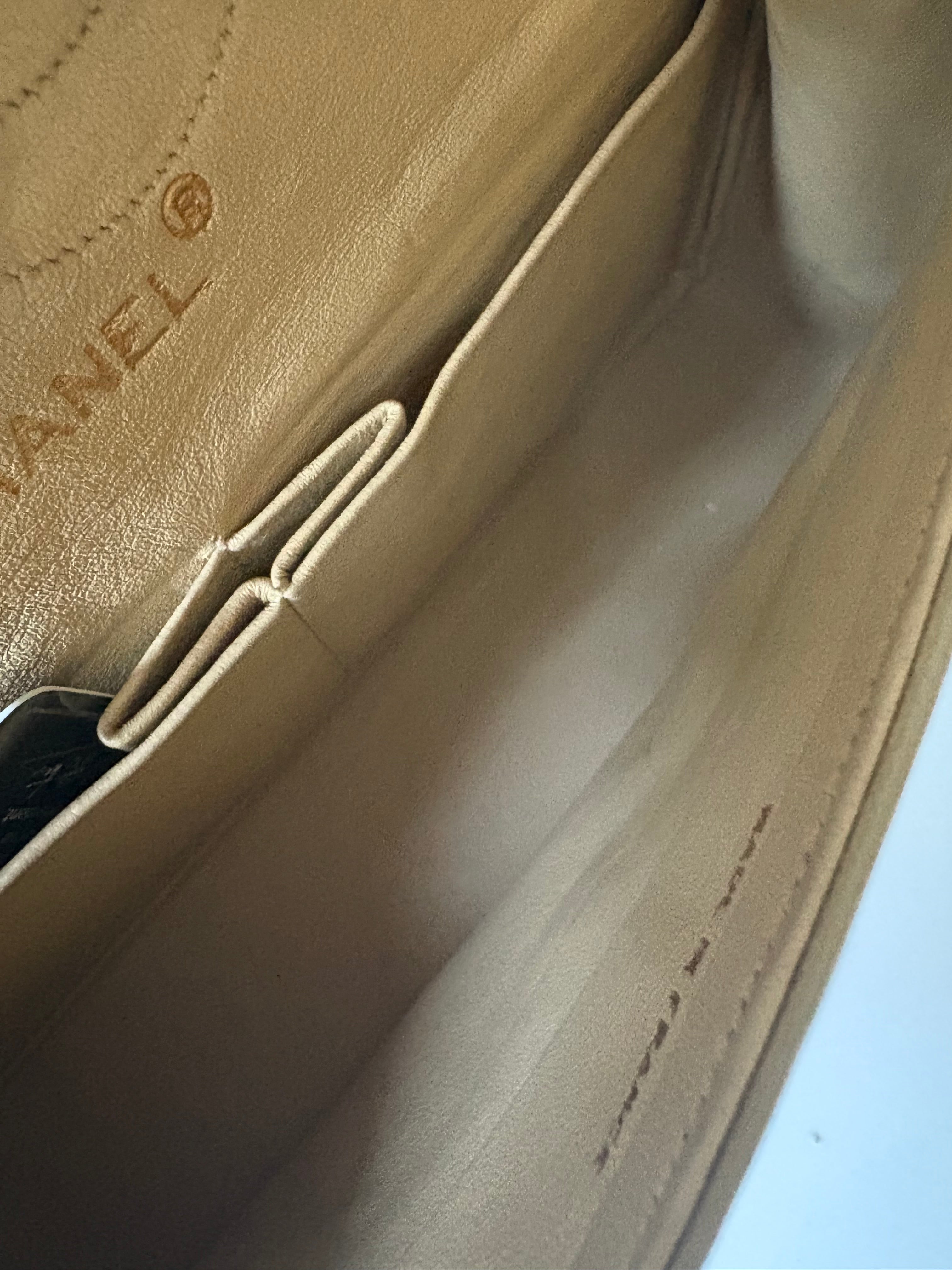 Chanel Timeless Double Flap 22 Beige en piel de cordero