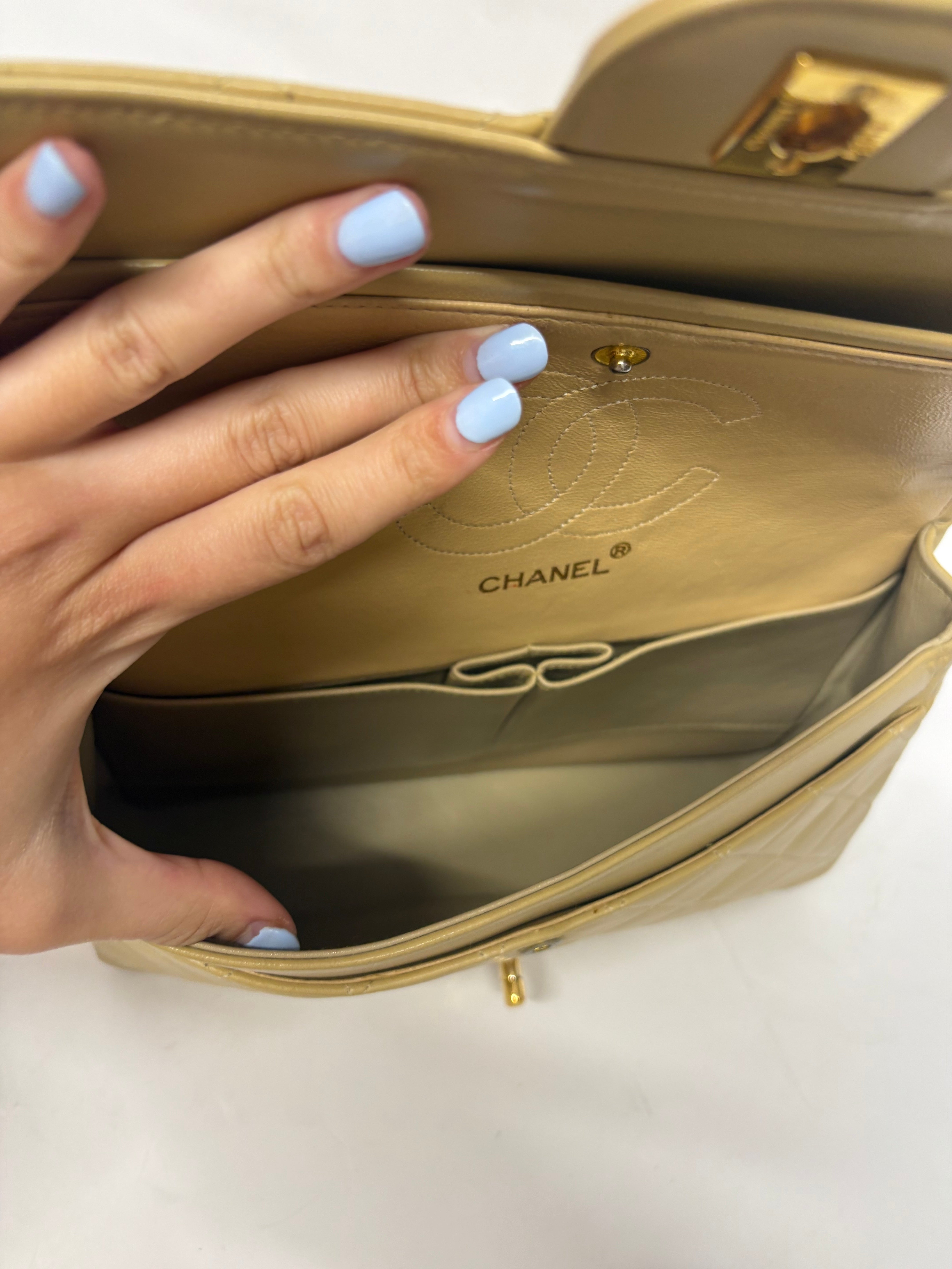 Chanel Timeless 25 Classic Double Flap Beige Mediano En Piel Acolchada Con Cadena Dorada