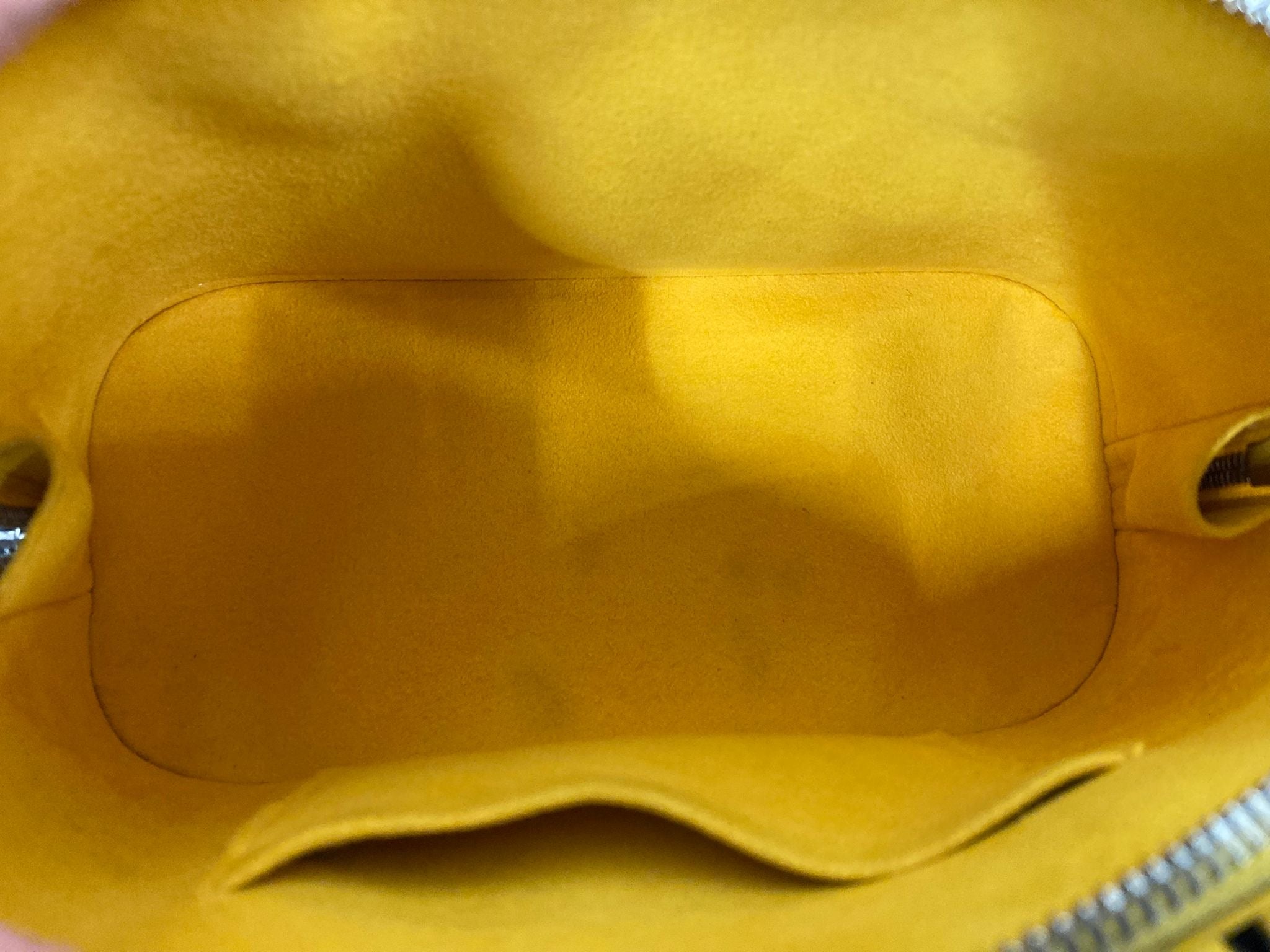 Louis Vuitton Alma bb piel EPI amarillo