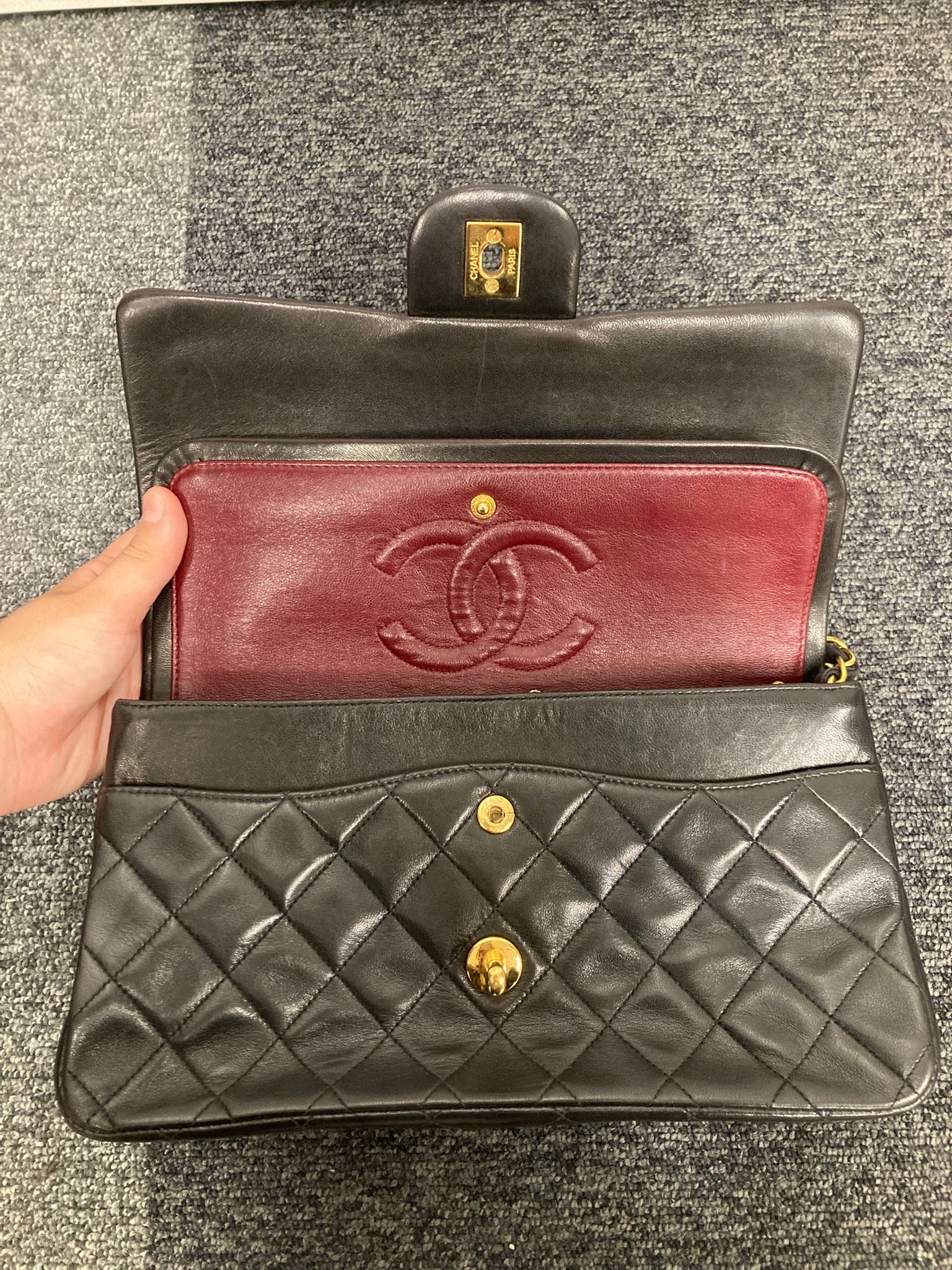 Chanel Timeless doble flap 25 en piel de cordero negra con herrajes dorados