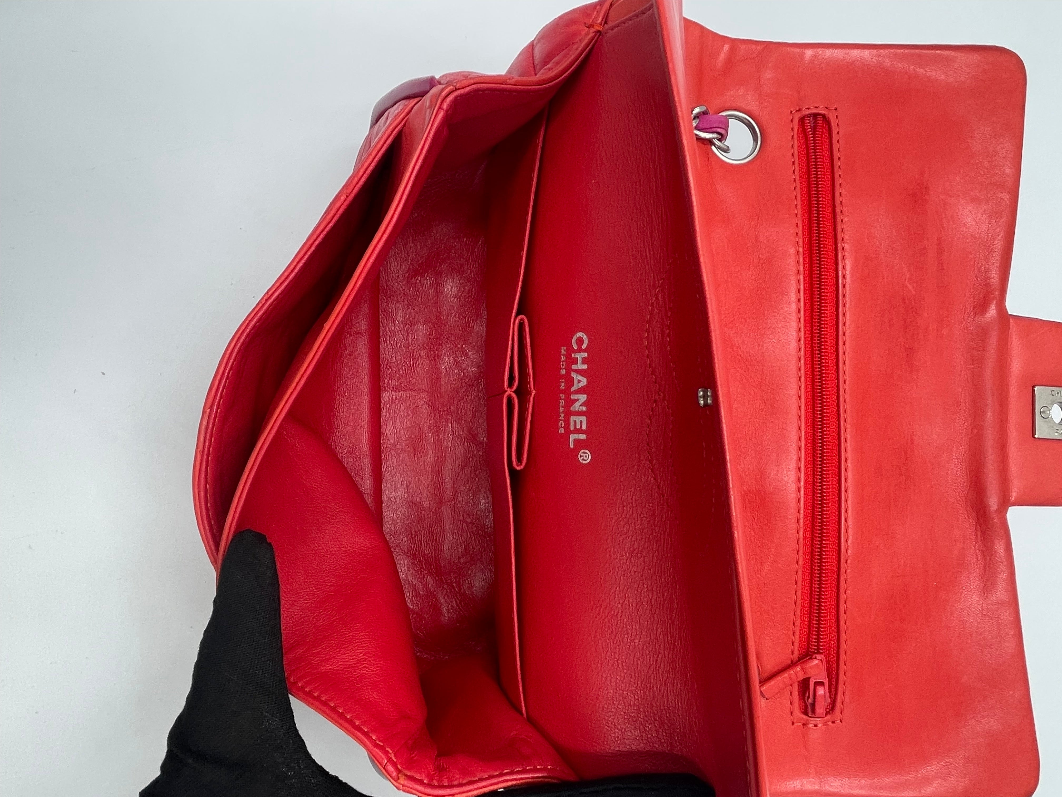 Chanel classic double flap 25 rojo con ribete rosa