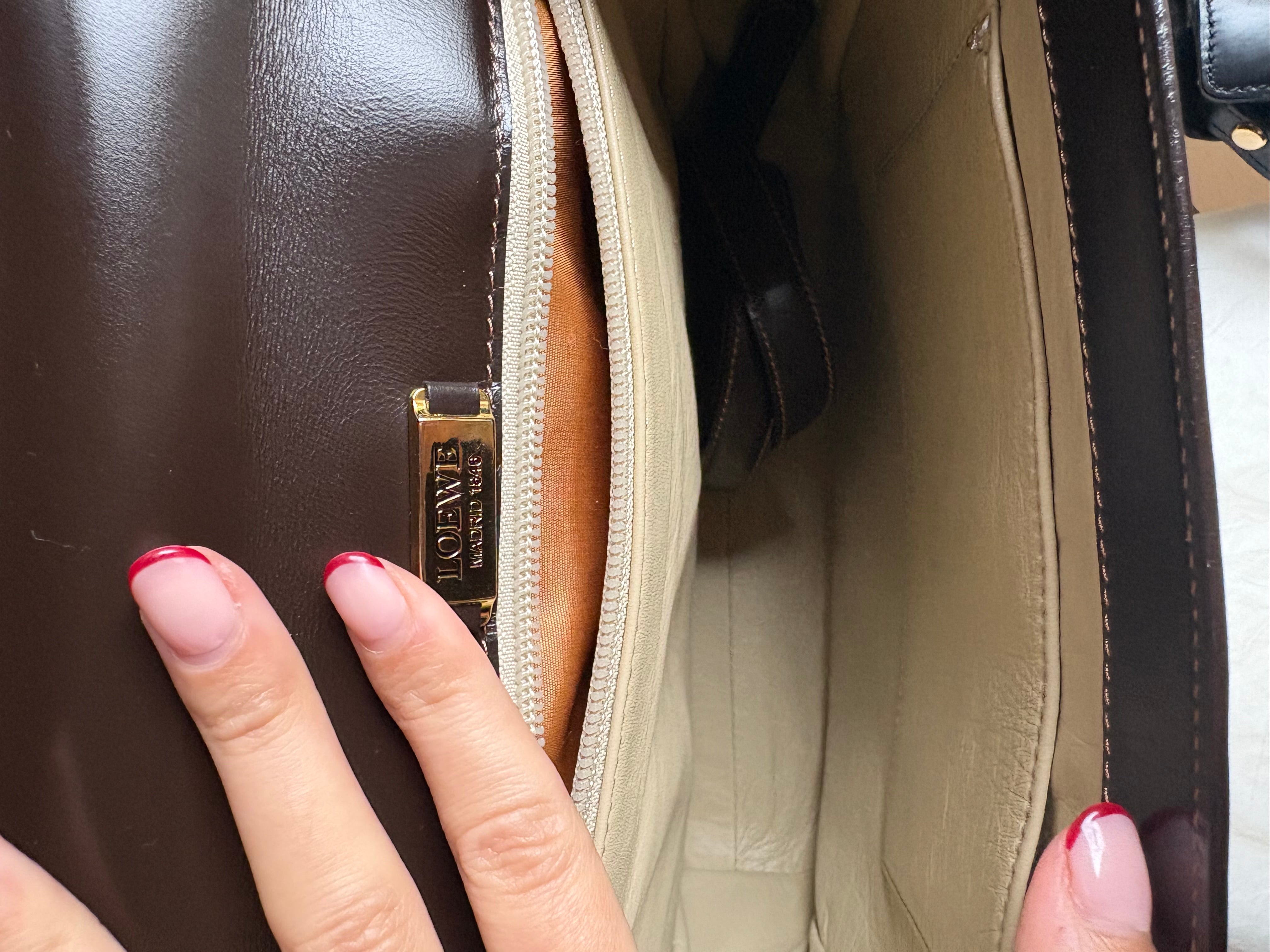 Bolso vintage Loewe de piel marrón oscuro con asa rígida y bandolera