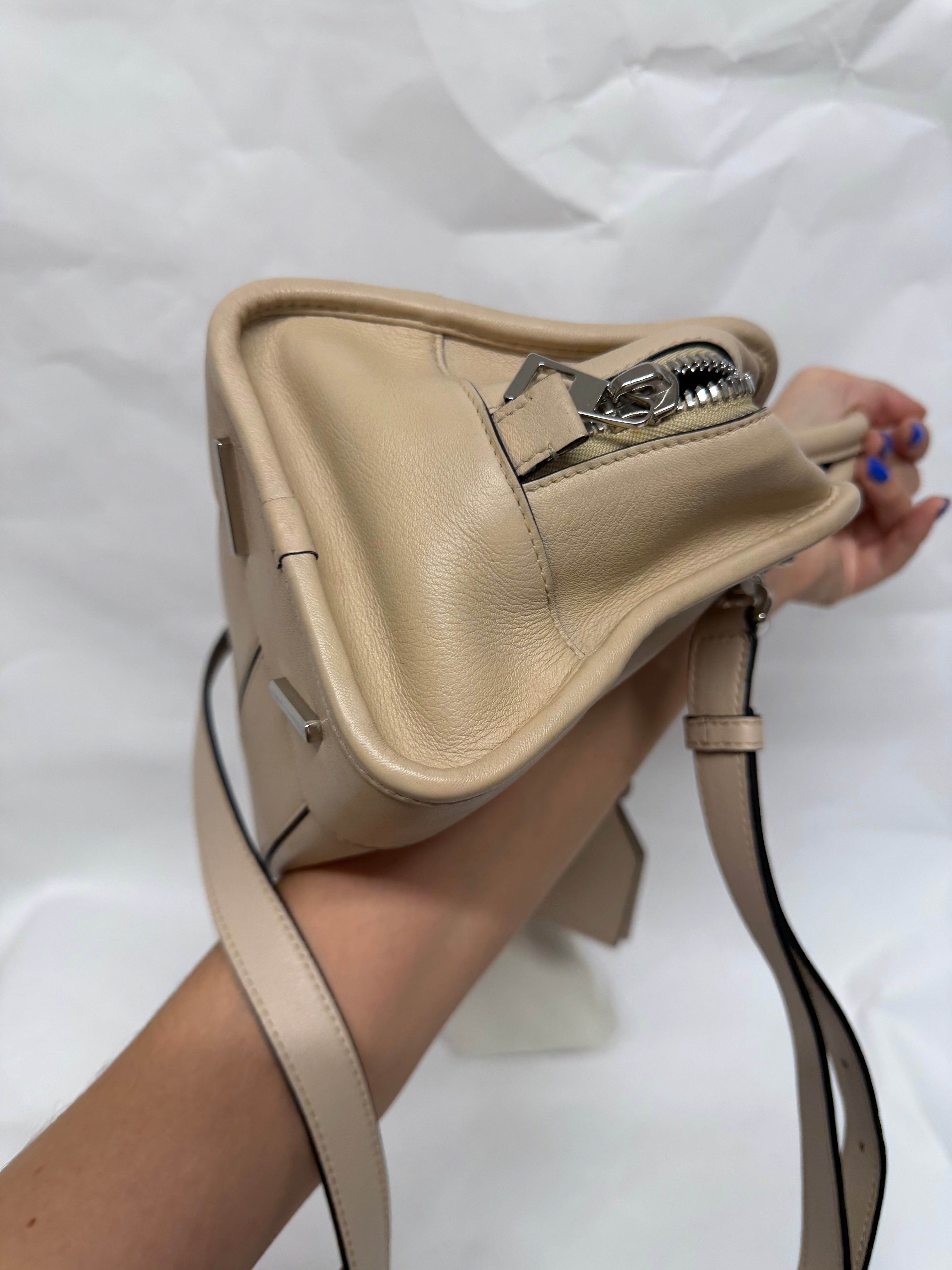 Loewe Amazona 28 beige arena con bandolera