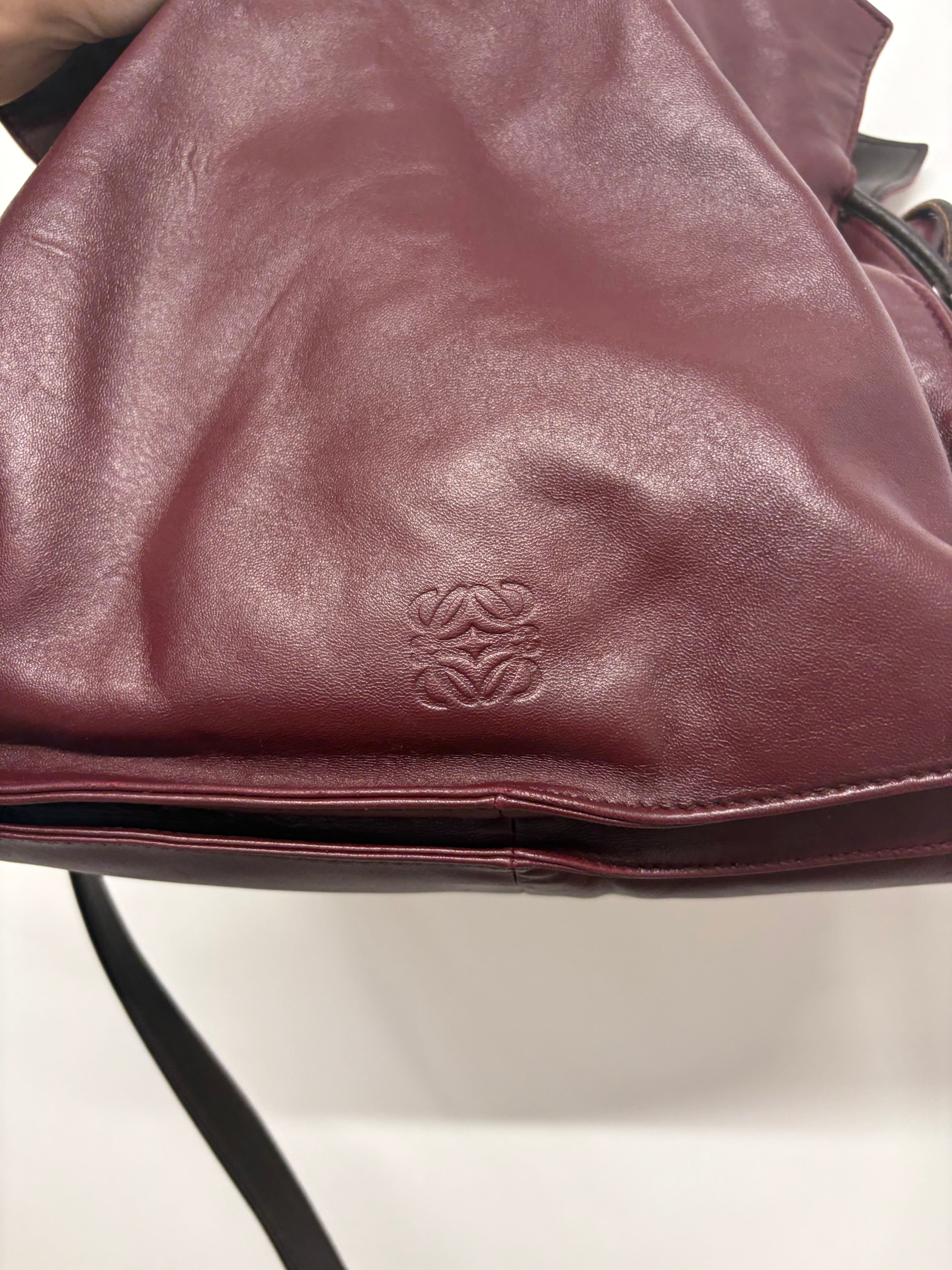 Loewe flamenco mediano burdeos y marrones con bandolera y borlas