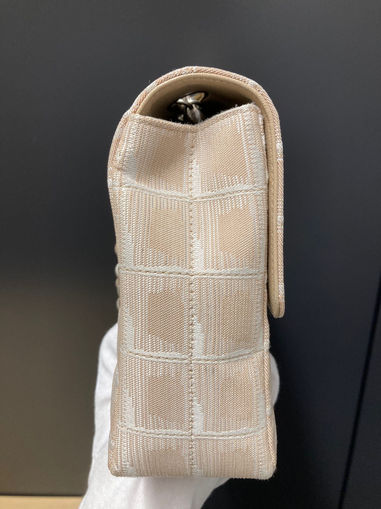 Chanel Timeless lona rosa-beige “Choco Bar” bandolera