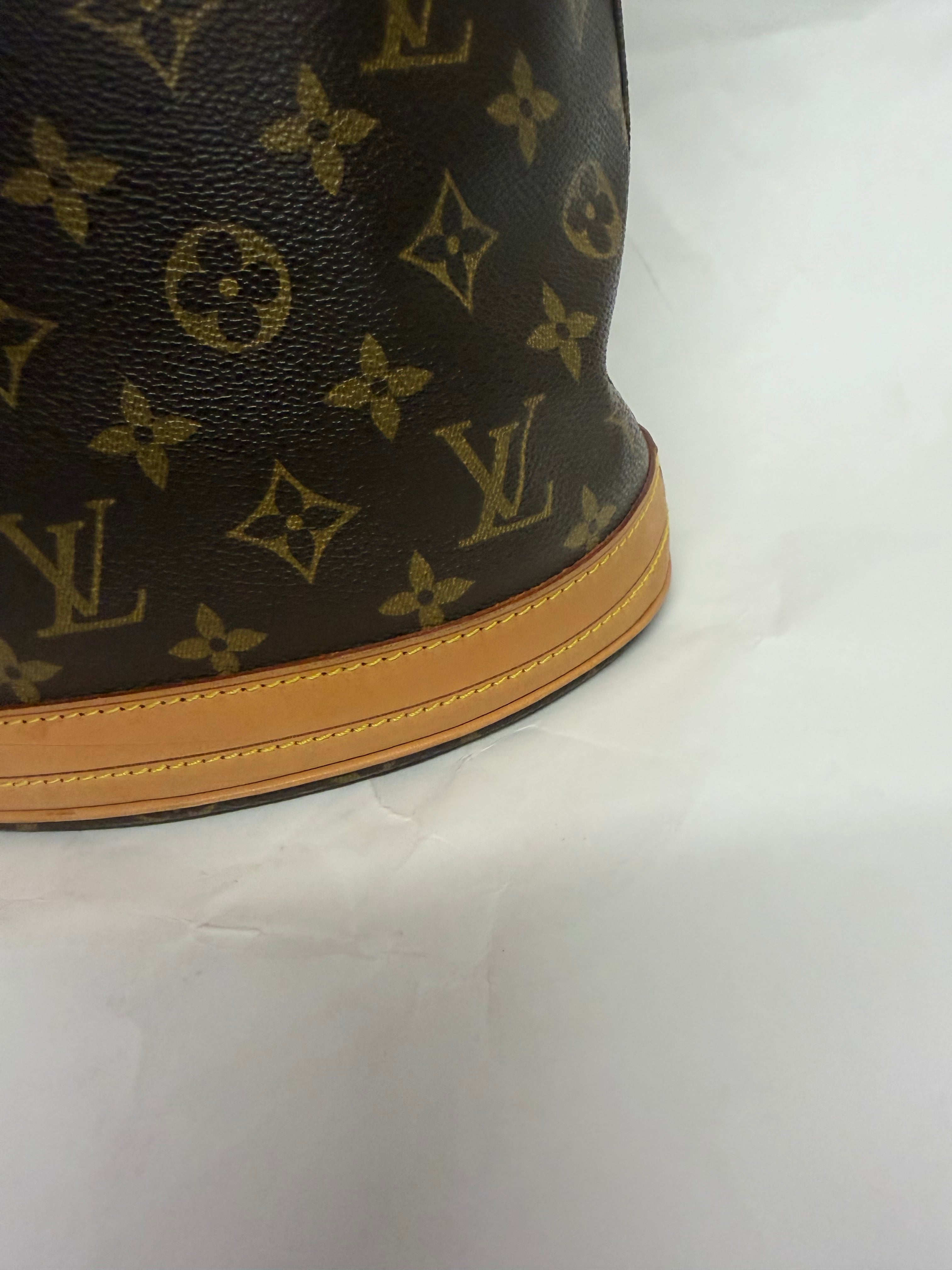 Louis Vuitton Bucket PM Monogram Canvas con pochette