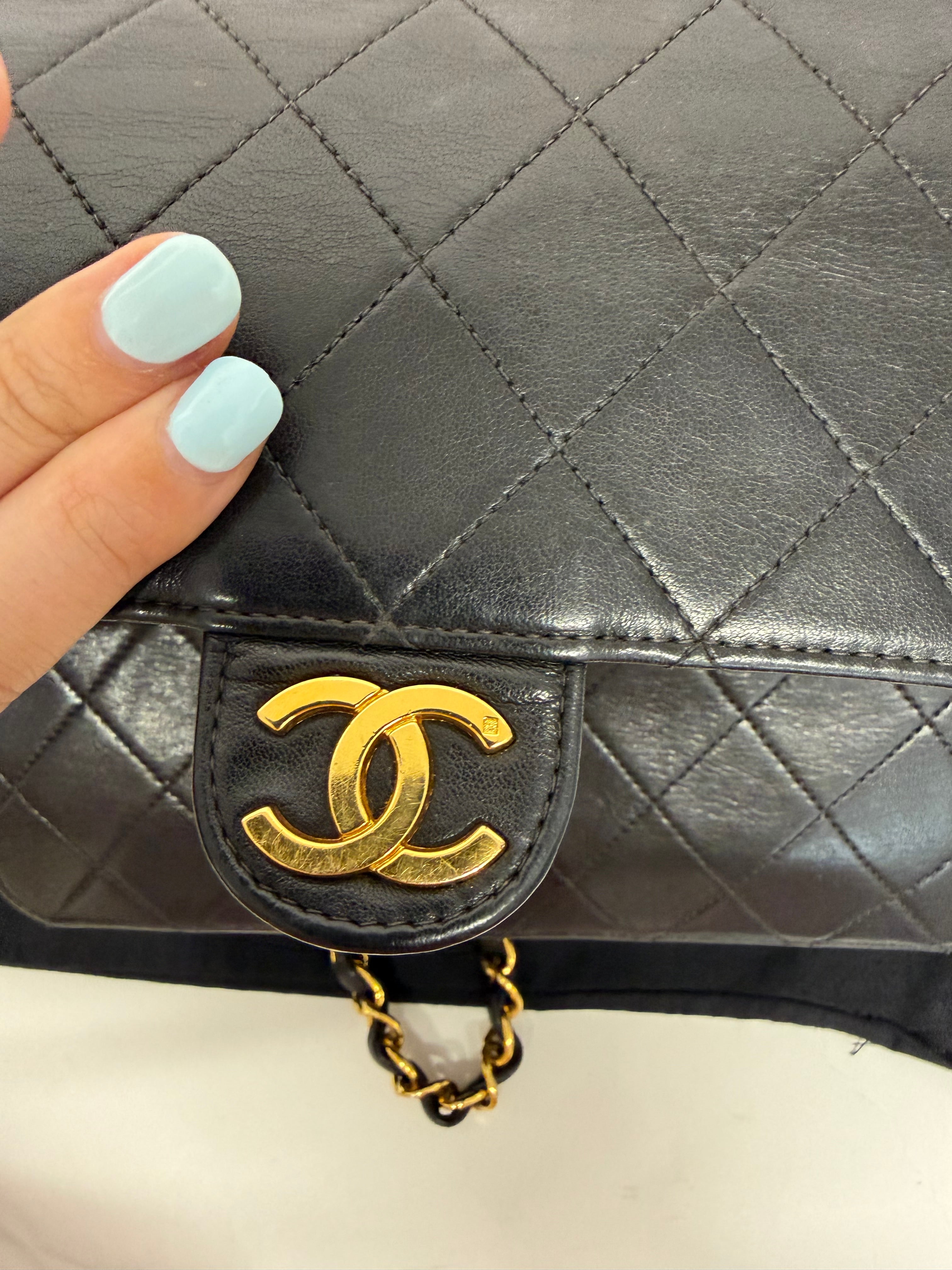 Chanel timeless Push Lock 22 Matelassé Cadena Piel Cordero Negra