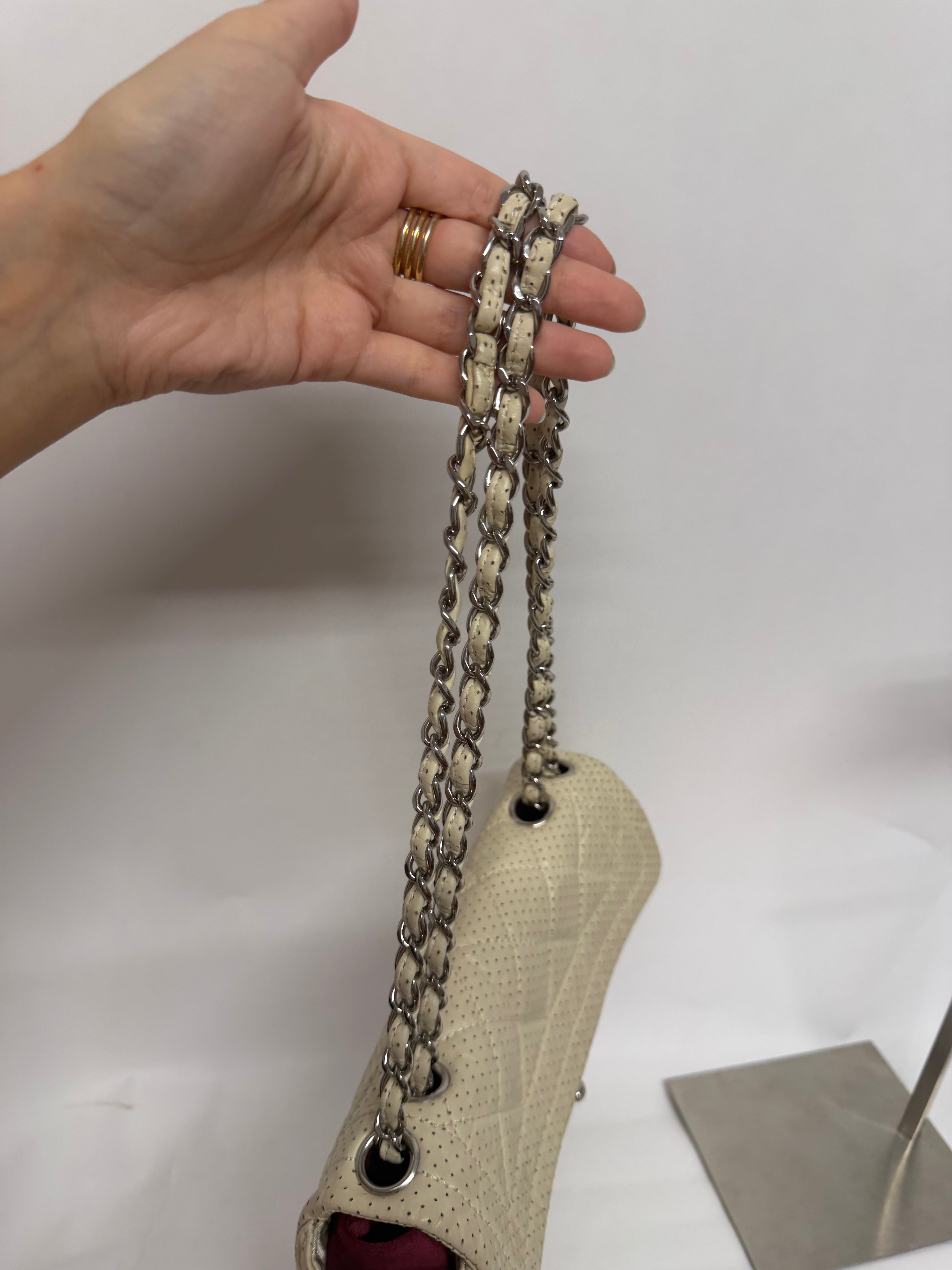 Chanel One Flap Small · Piel Perforada Marfil · Herrajes Plata