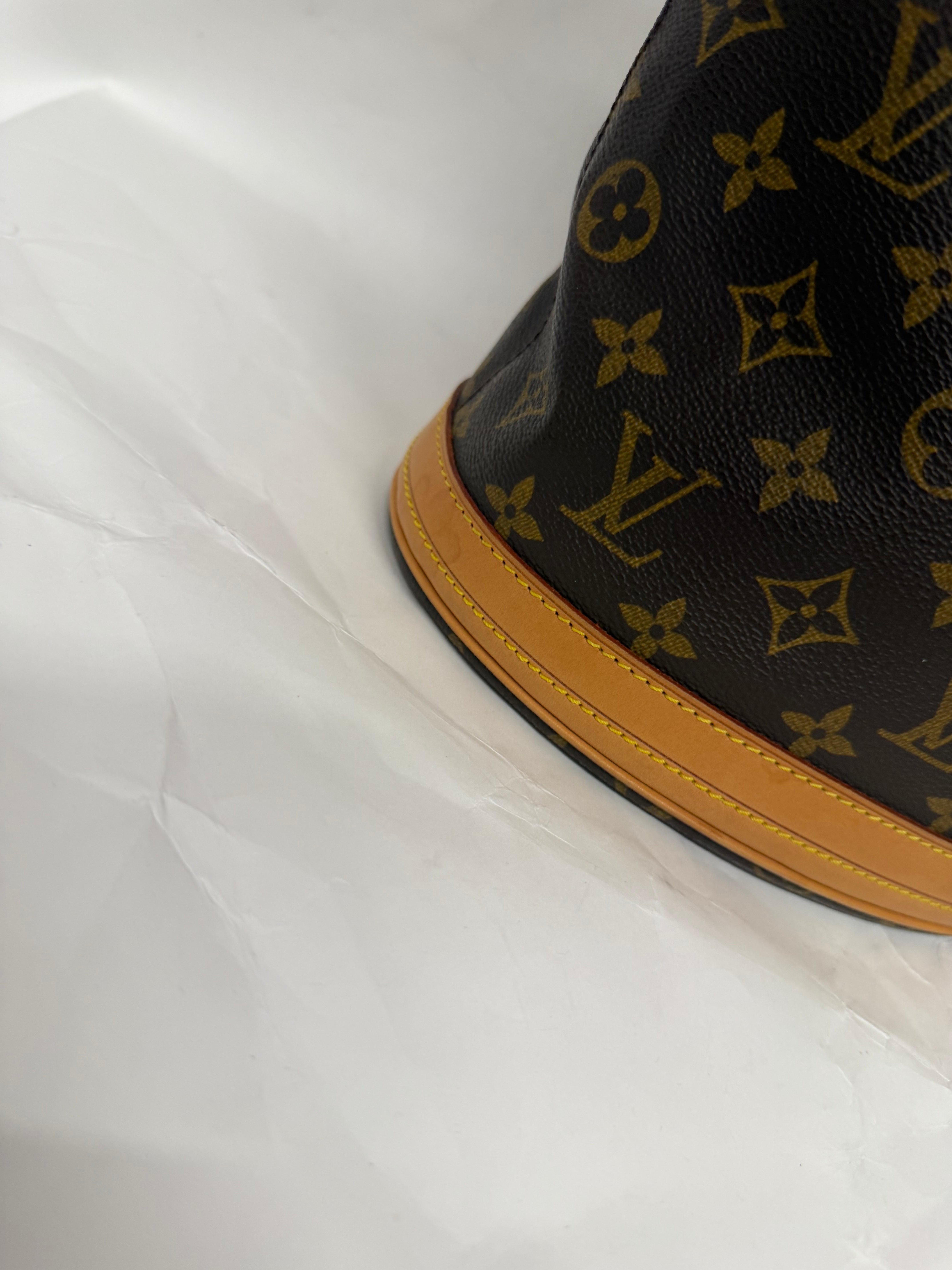 Louis Vuitton Bucket PM Monogram Canvas con pochette
