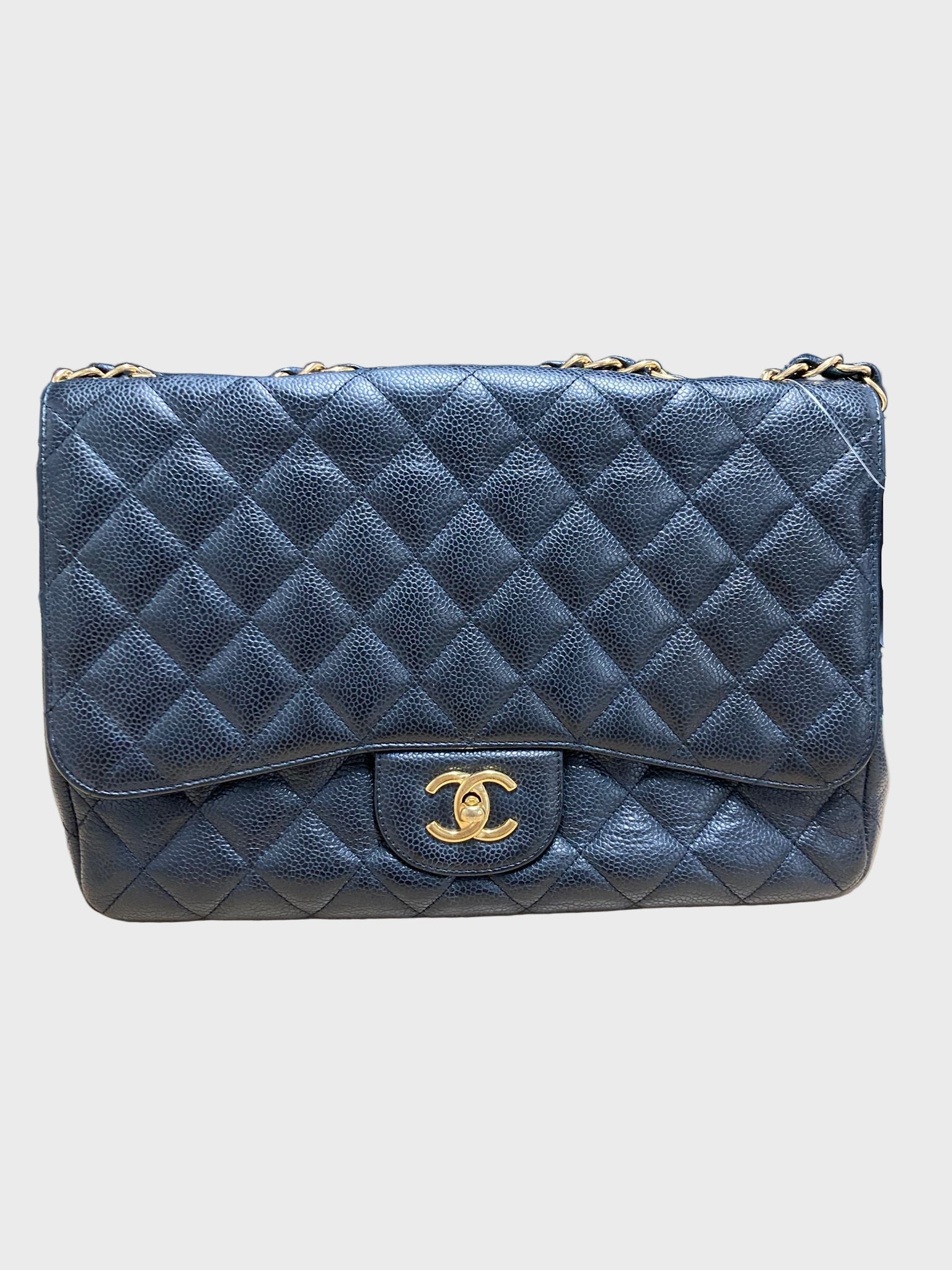 Bolso Classic Flap 30 en piel caviar negra con herrajes dorados