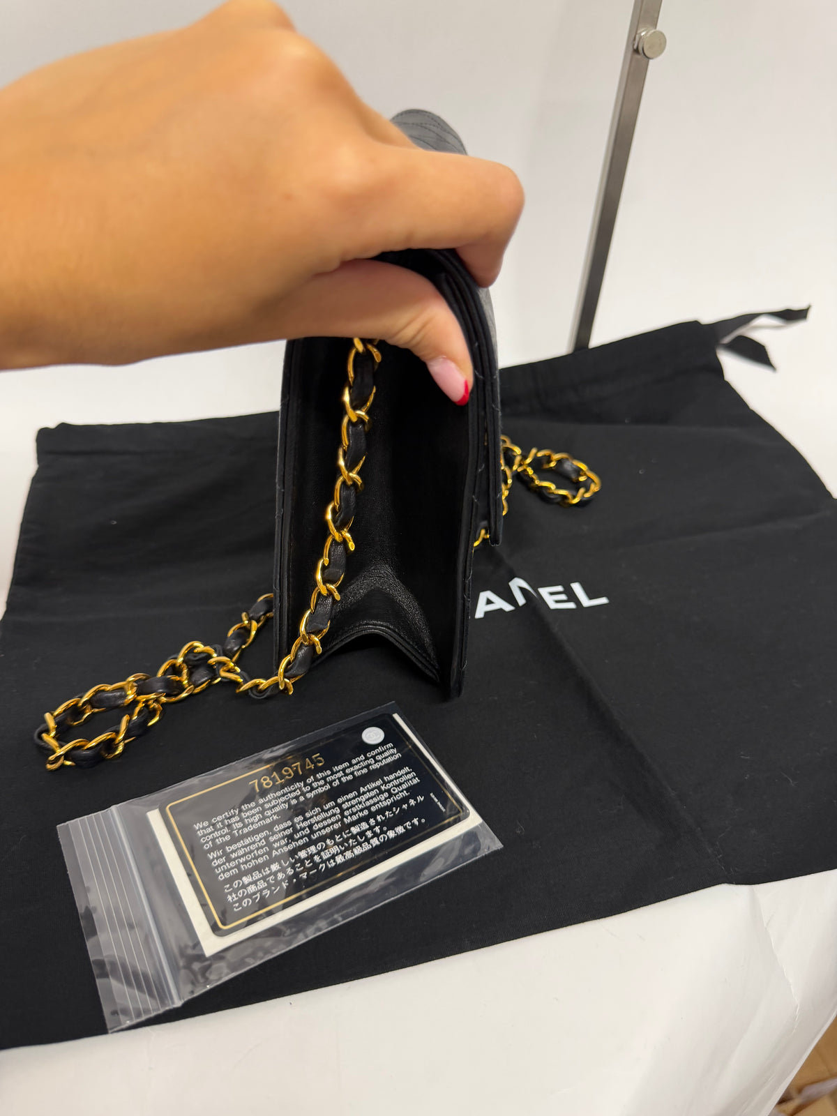 Chanel Single Flap Pequeño Piel de Cordero Negra · Cierre Clásico · Serie 7