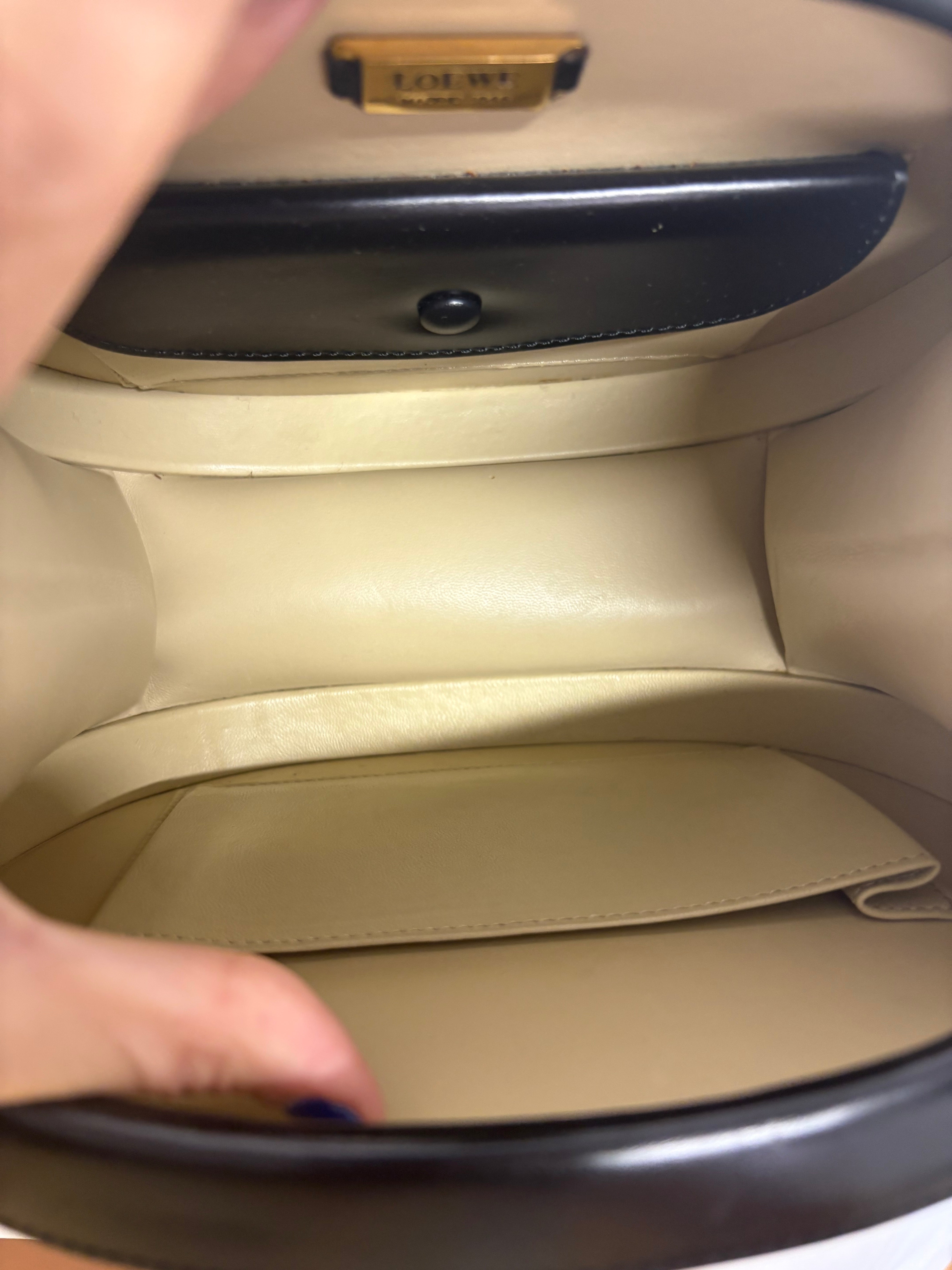 Loewe bombonera negra de mano piel cepillada