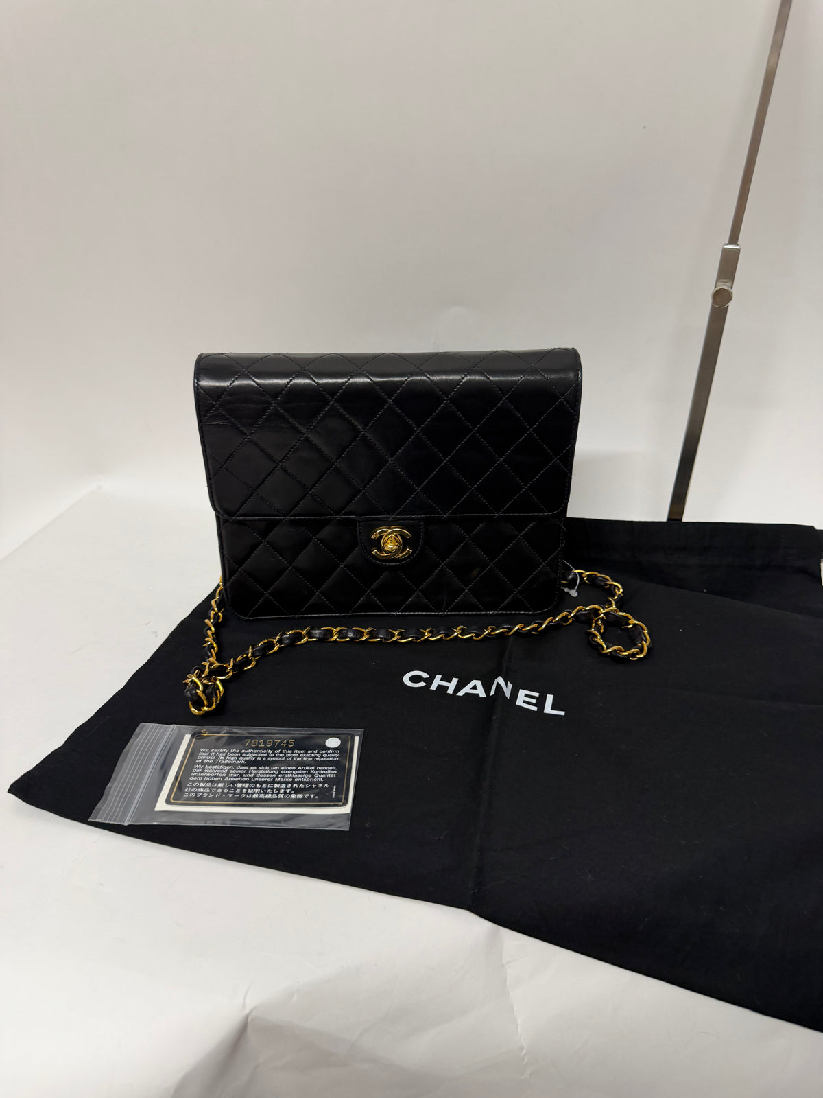 Chanel Single Flap Pequeño Piel de Cordero Negra · Cierre Clásico · Serie 7