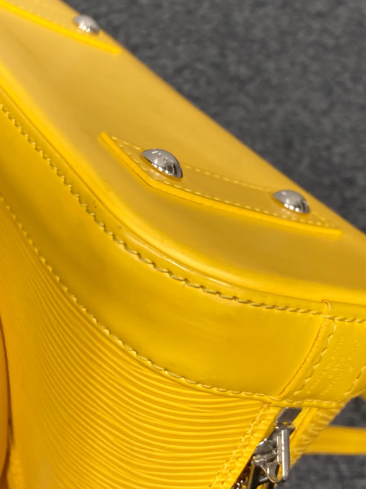 Louis Vuitton Alma bb piel EPI amarillo