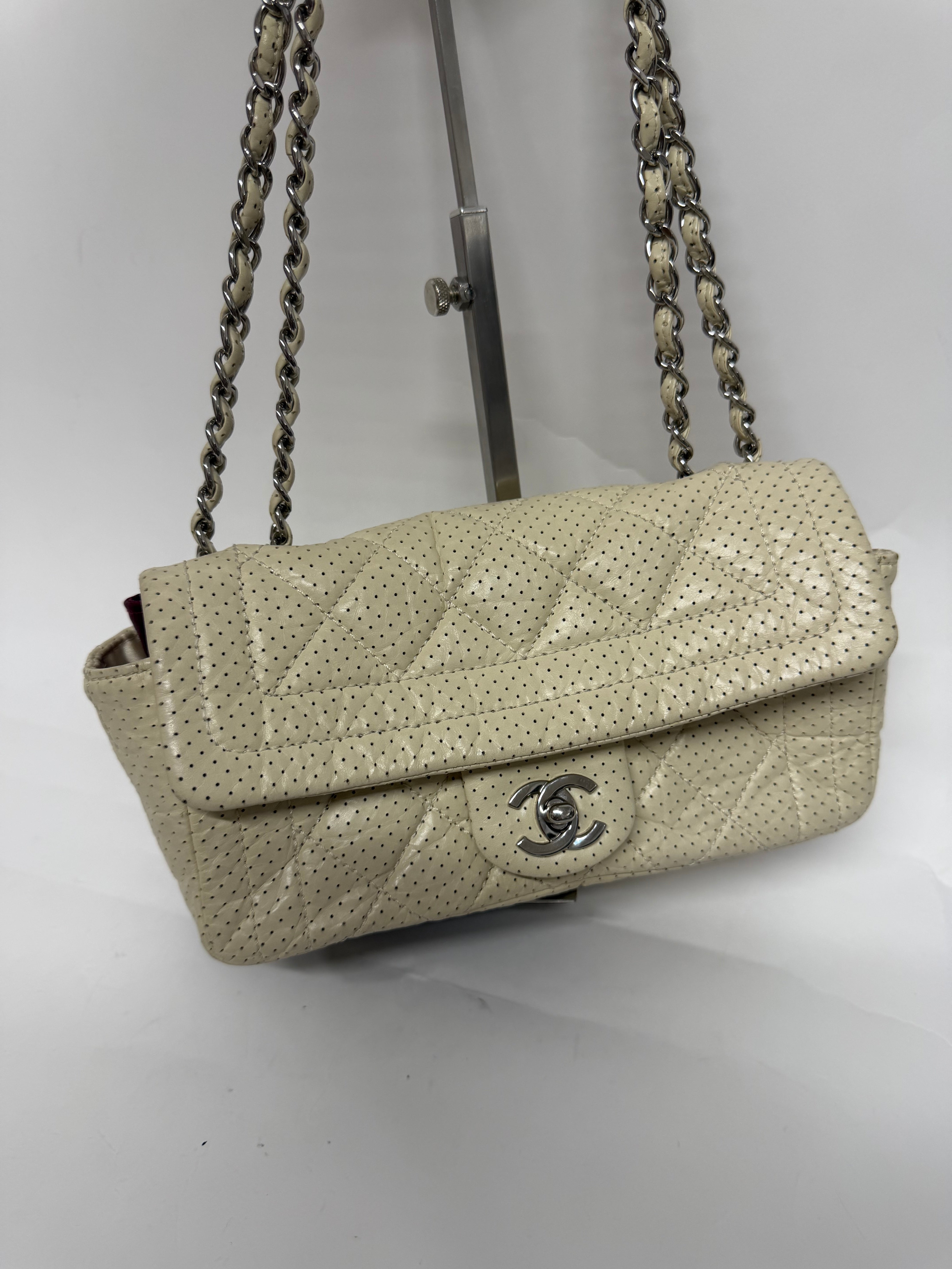 Chanel One Flap Small · Piel Perforada Marfil · Herrajes Plata