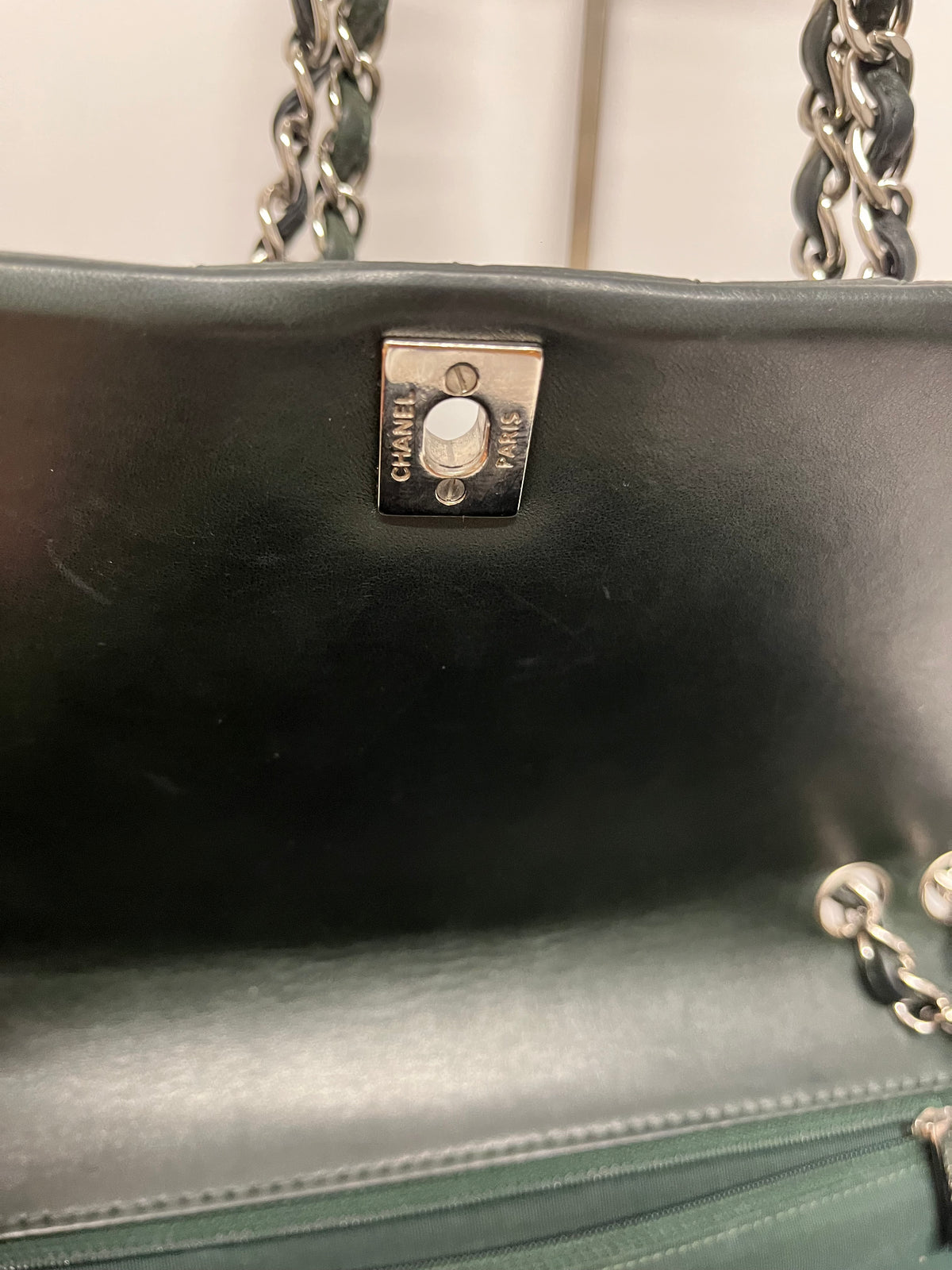 Chanel Single Flap Chevron Piel de Cordero Verde Botella · Herrajes Plata · Serie 17