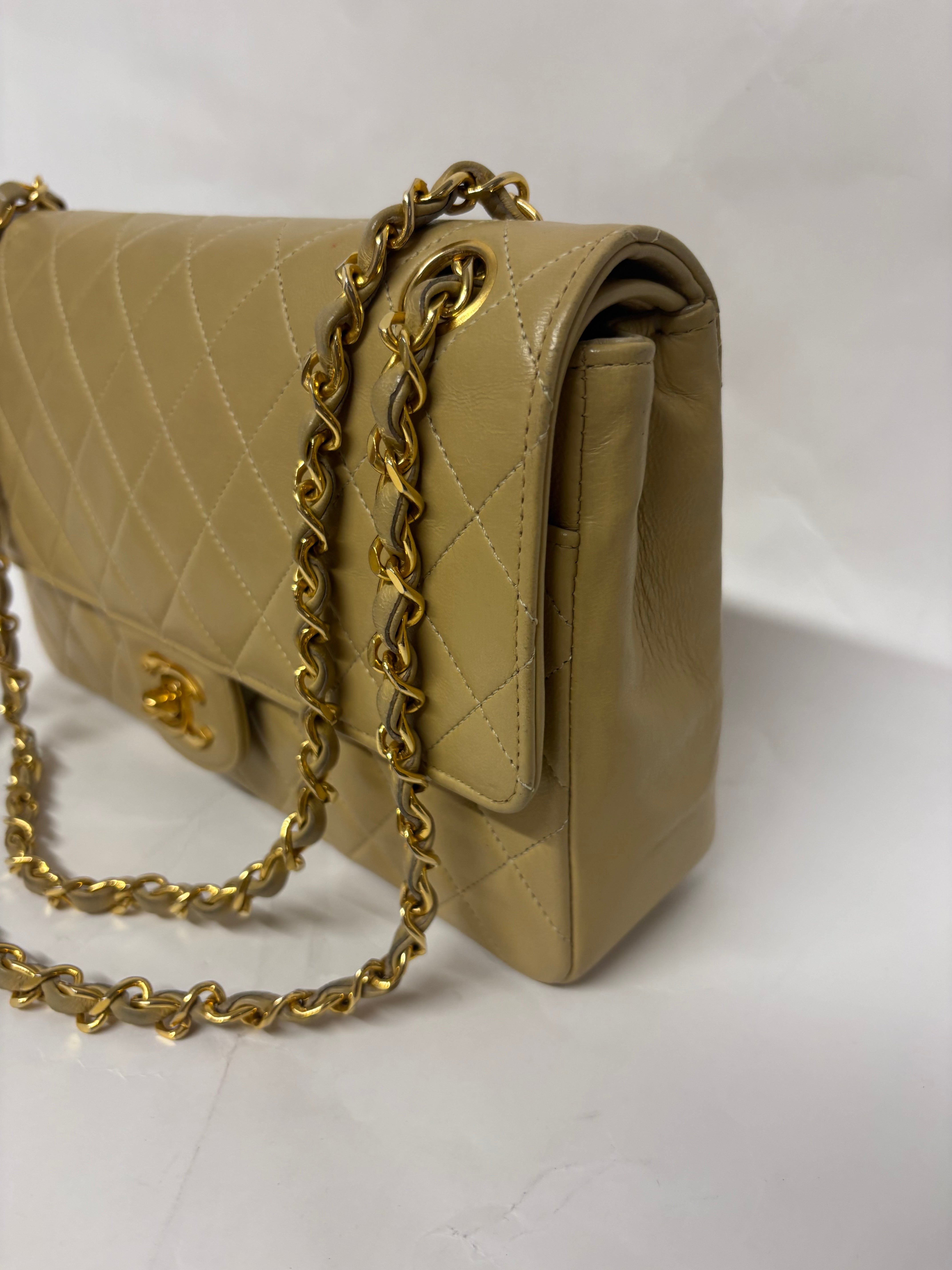 Chanel Timeless 25 Classic Double Flap Beige Mediano En Piel Acolchada Con Cadena Dorada