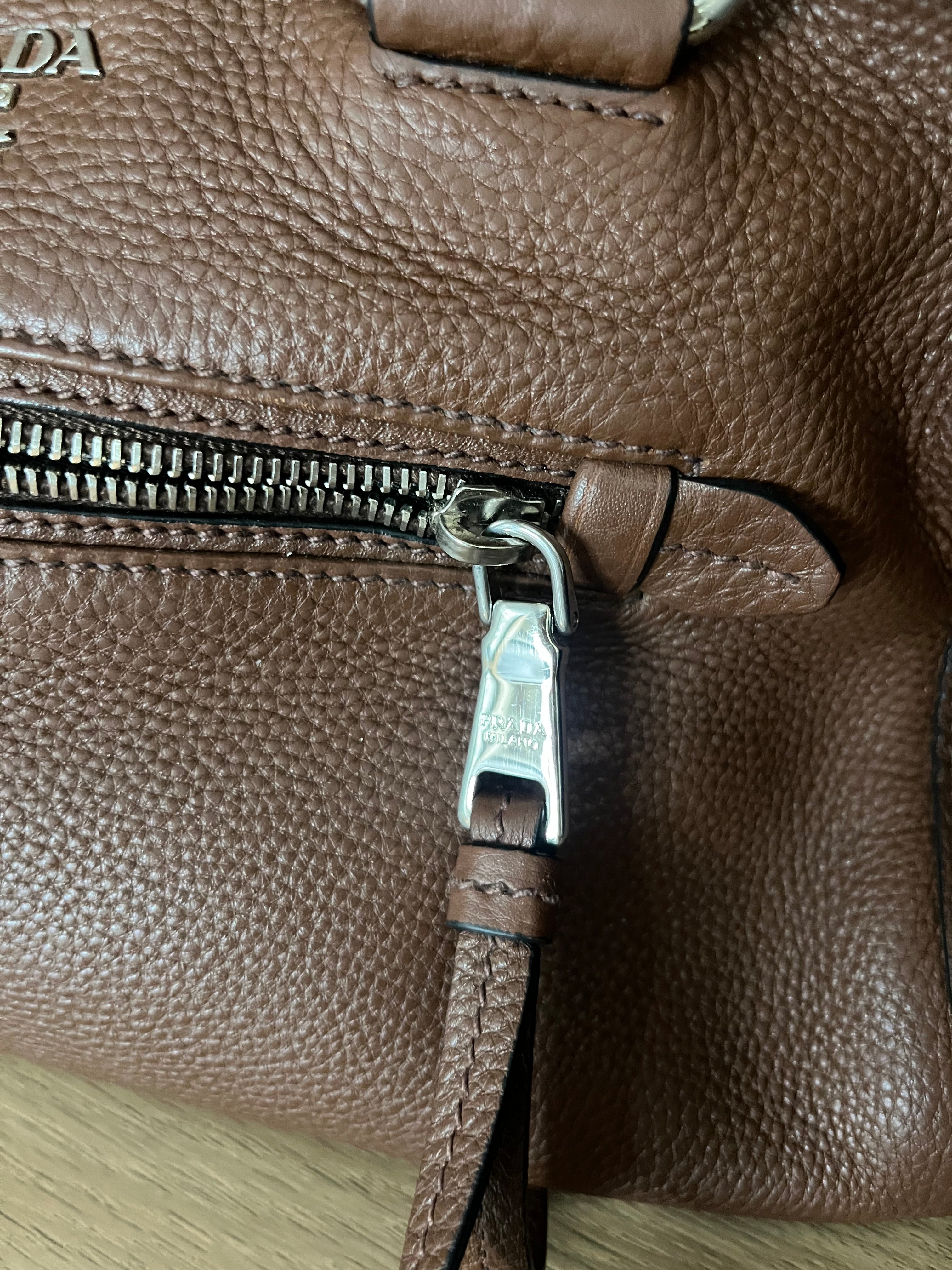 Prada bandolera marrón