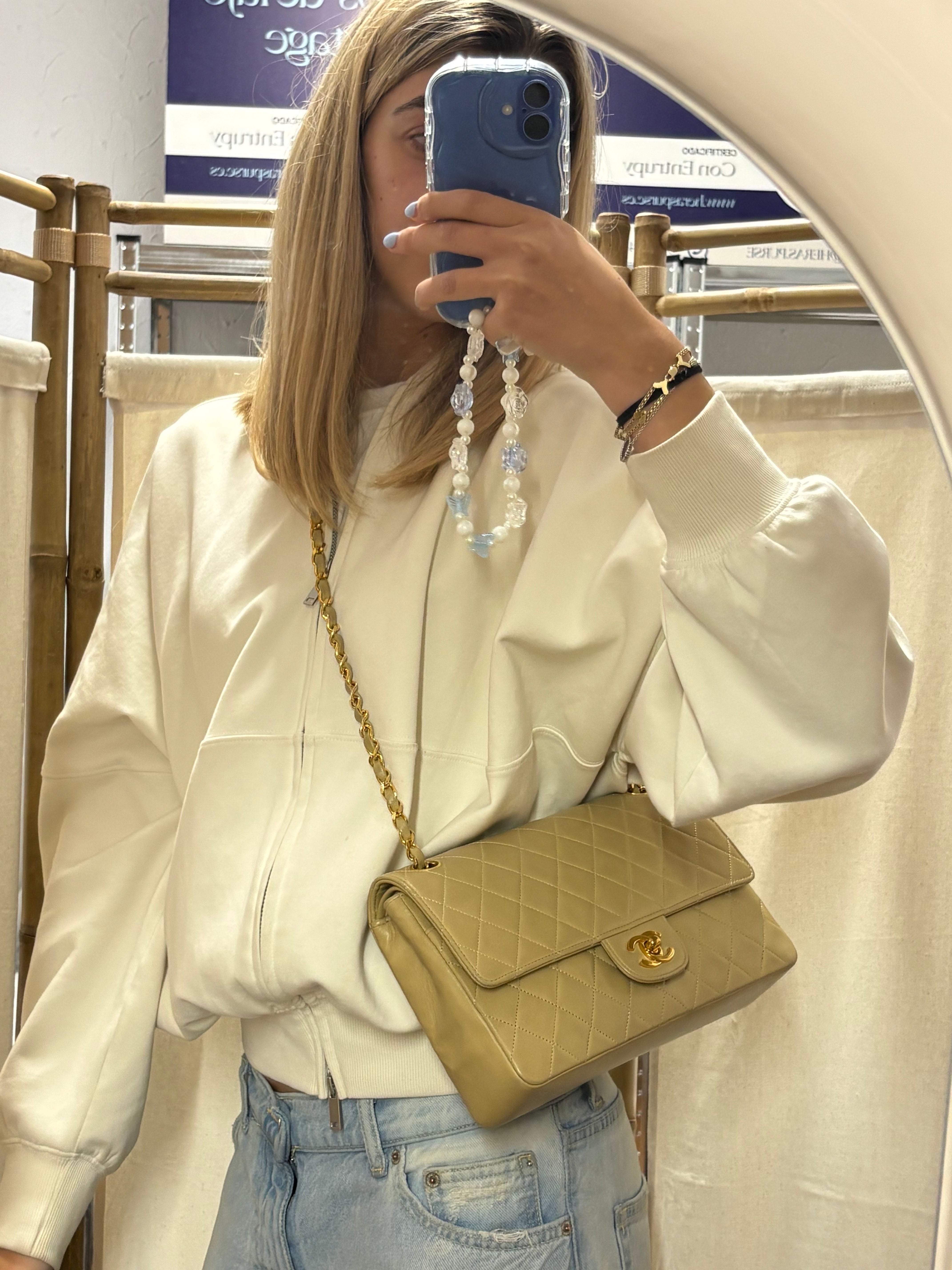 Chanel Timeless 25 Classic Double Flap Beige Mediano En Piel Acolchada Con Cadena Dorada