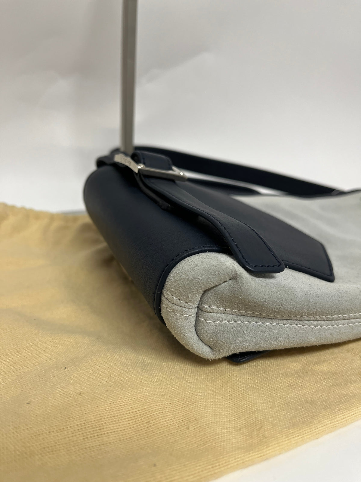 Loewe Hobo Pequeño Piel de Cordero Azul Marino y Ante Verde Claro · Herrajes Plata