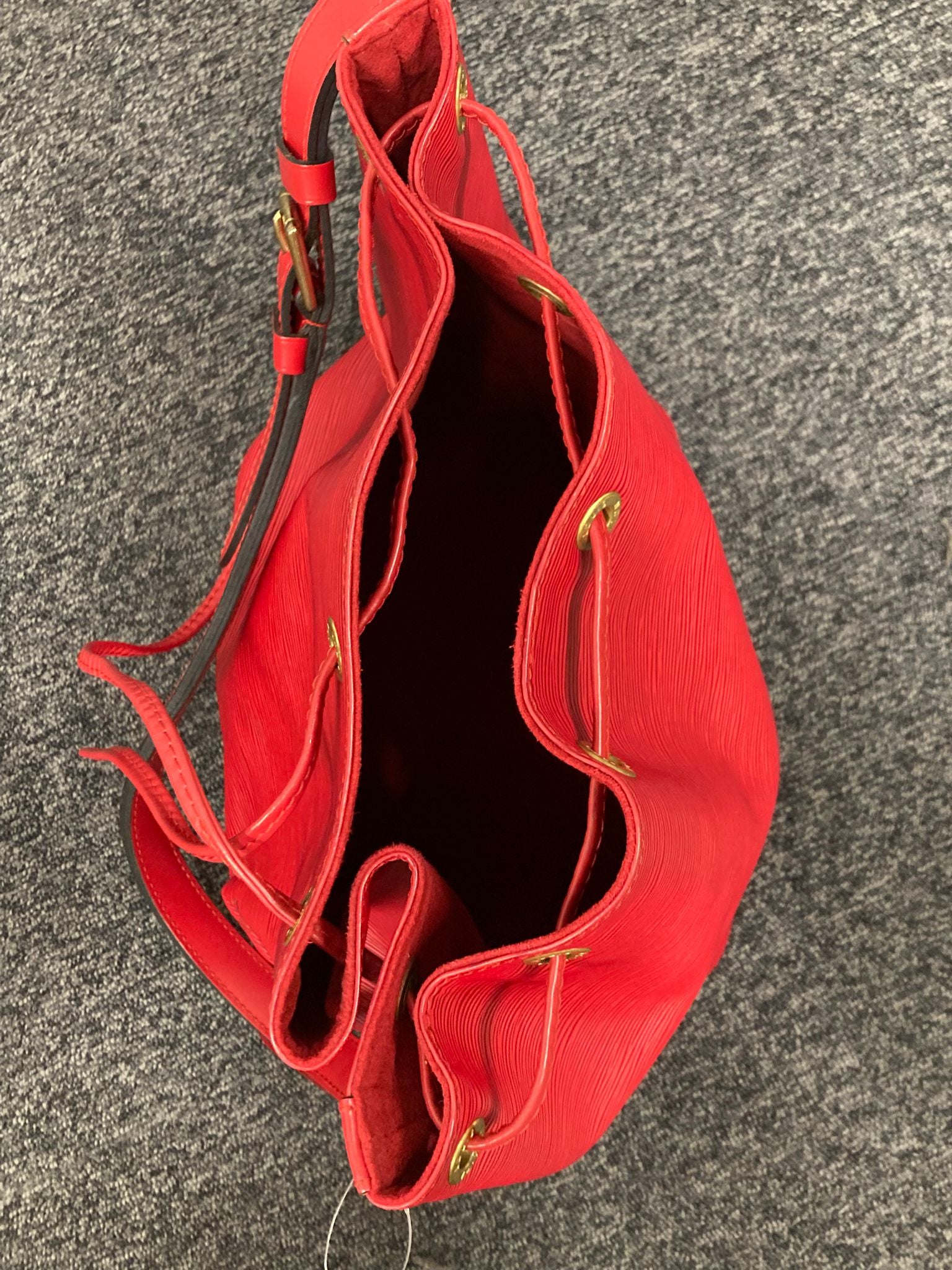 Louis Vuitton Noé Petit en piel Epi roja