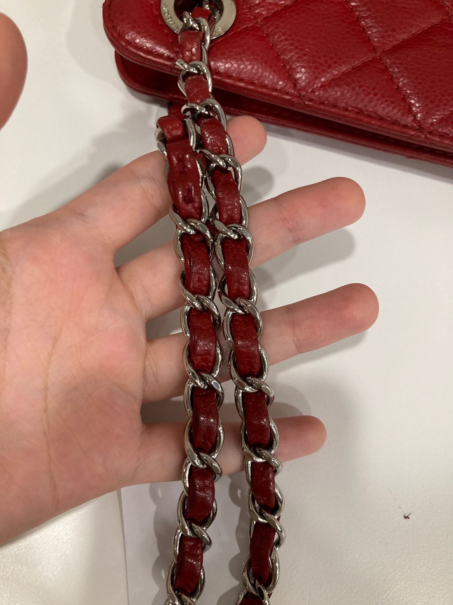 Chanel CC Chain Tote acolchado en piel caviar roja