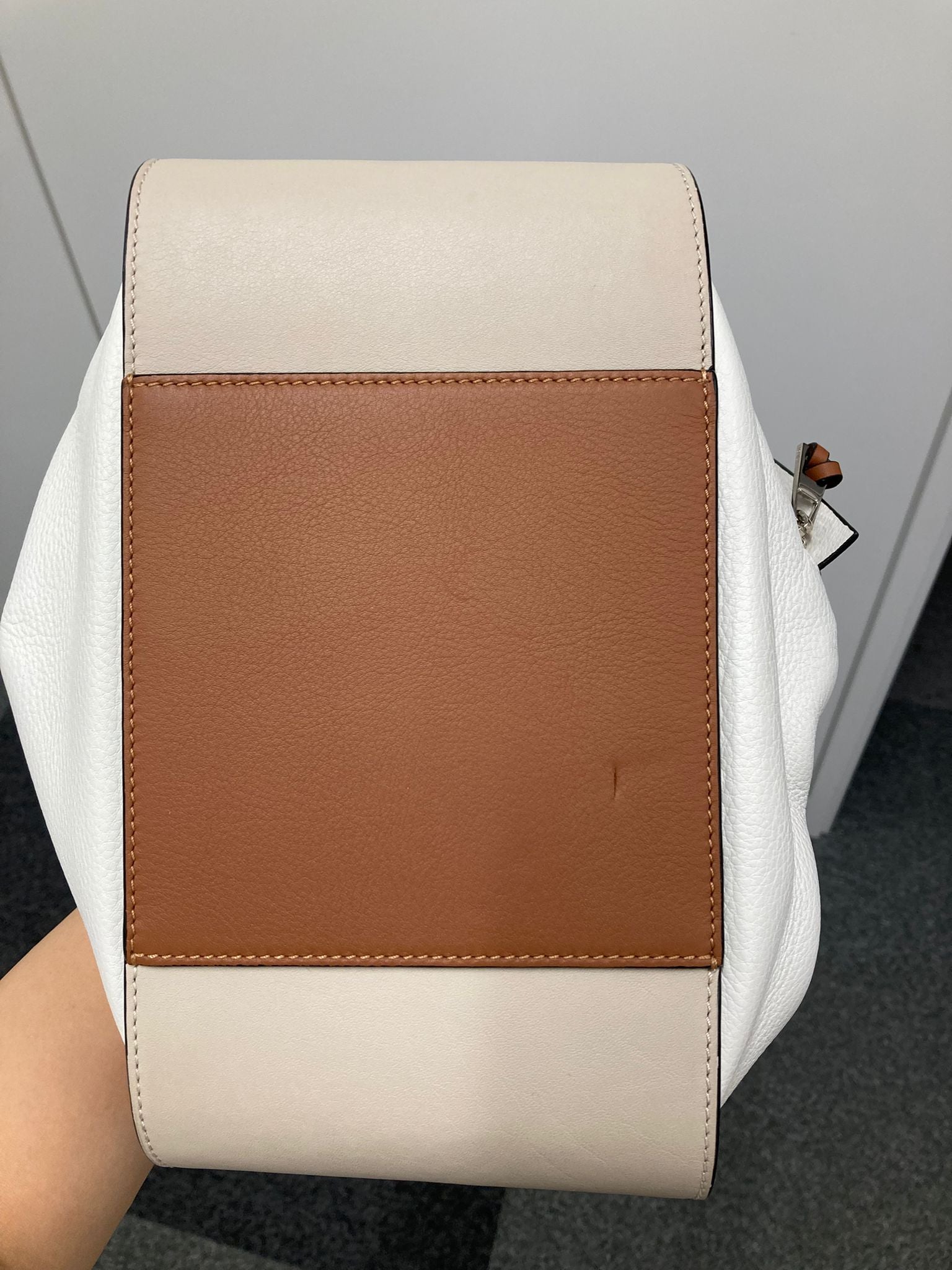 Loewe hammock small tricolor camel y blanco