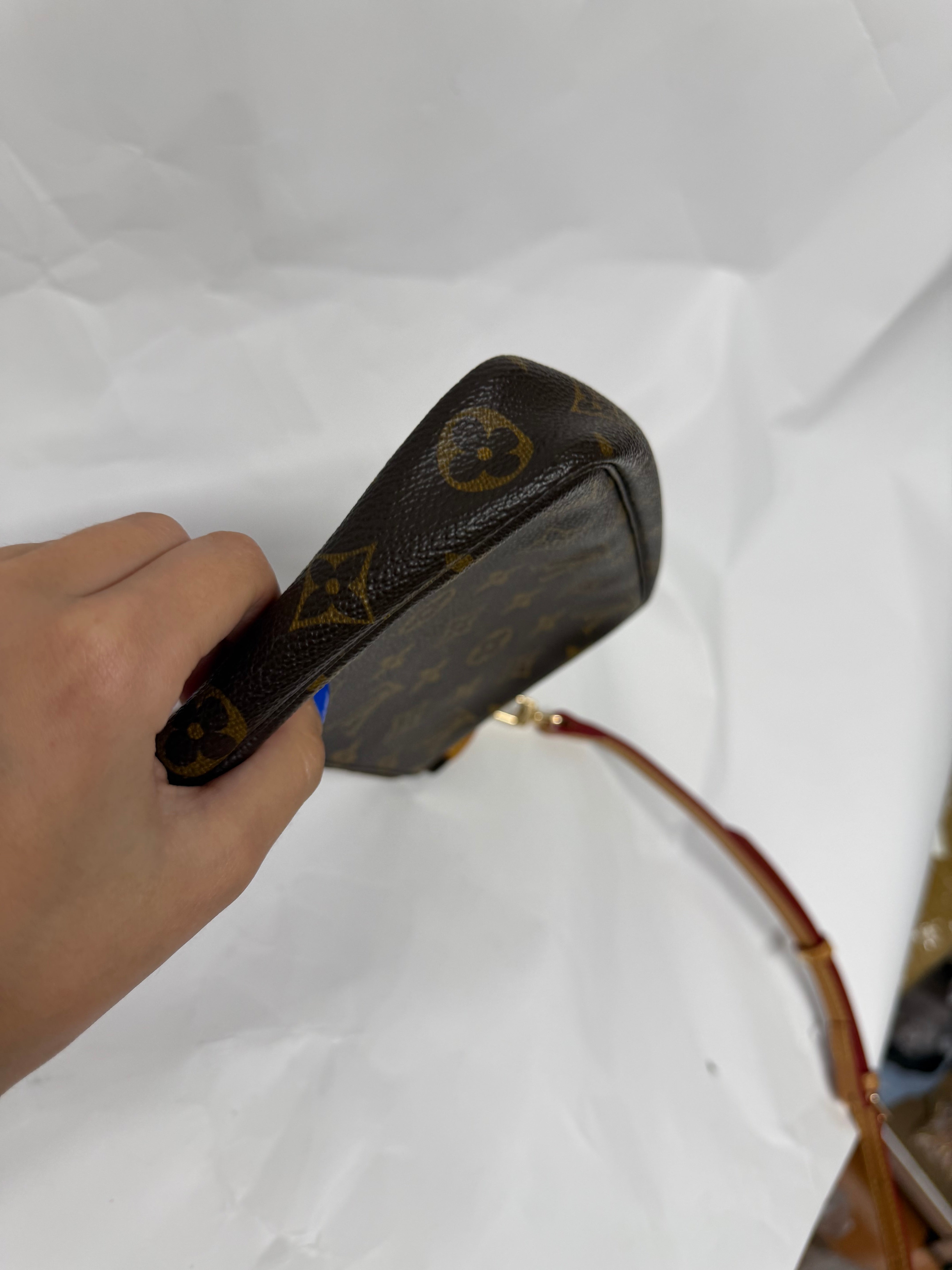 Louis Vuitton Pochette Accessoires monogram con 2 bandoleras extra