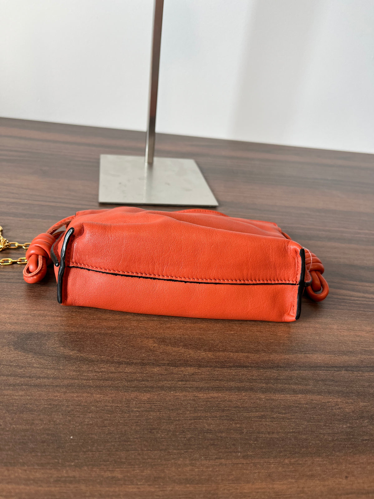 Loewe Flamenco Nano Piel Coral con Bandolera de Cadena Dorada